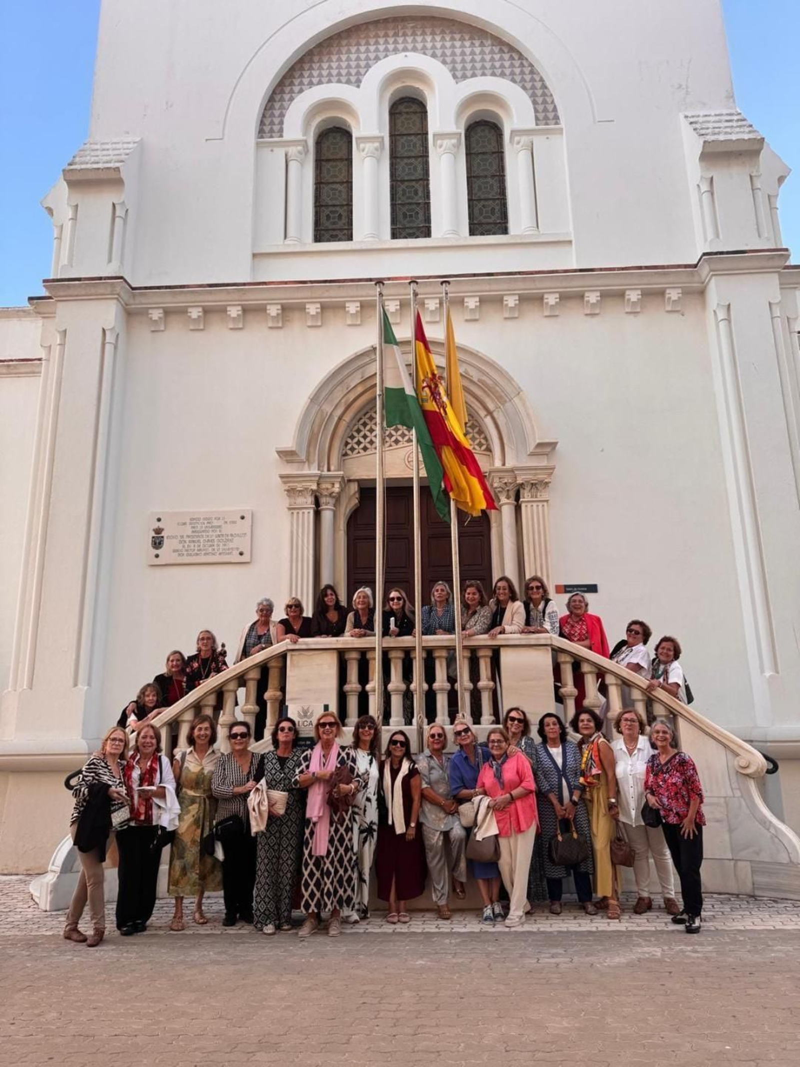 La promoción de Salus Infirmorum 1975-78, visitando el antiguo Hospital de Mora, durante su reencuentro anual en Cádiz.