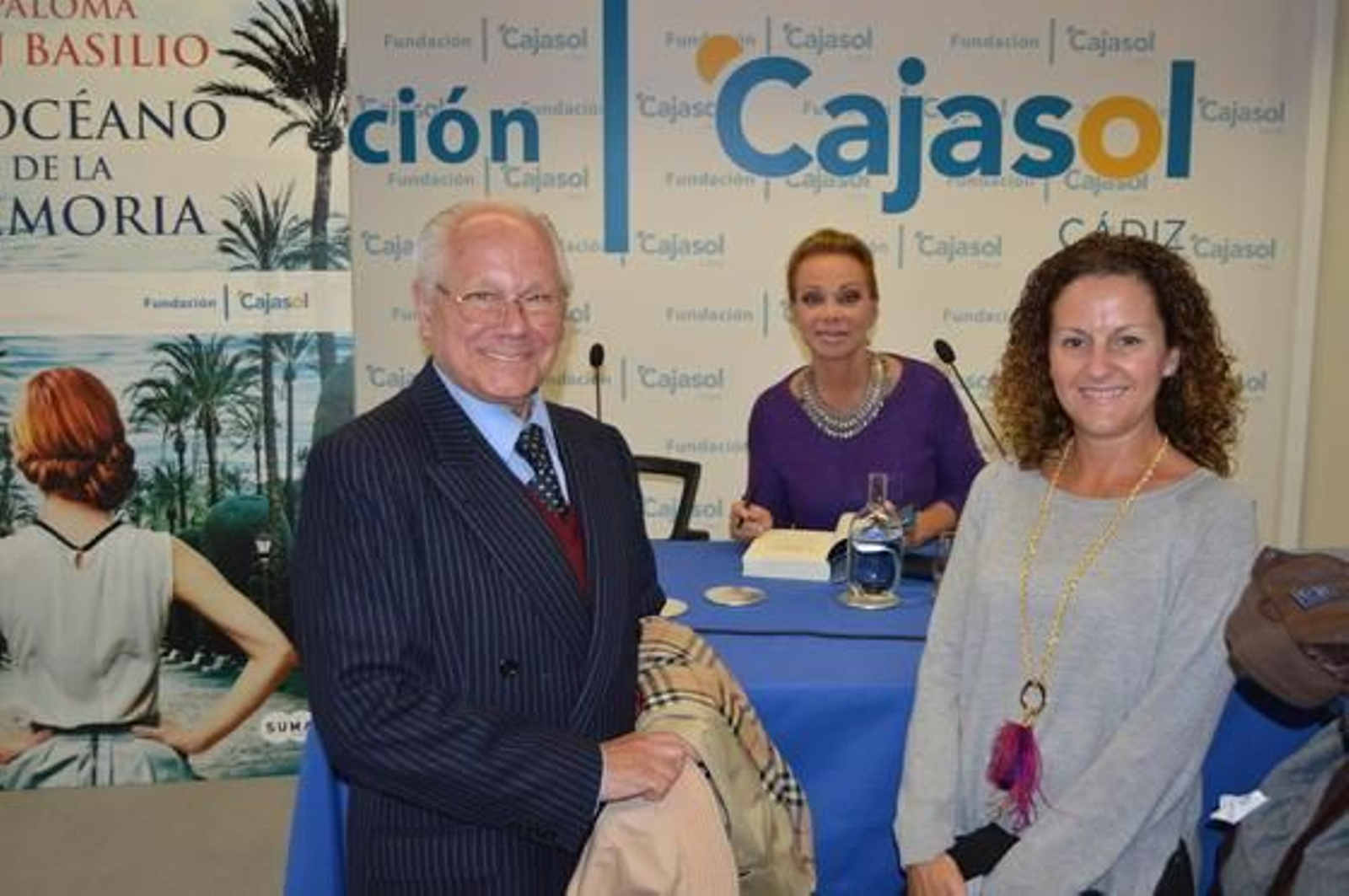 Manuel Sánchez Vega y May Sánchez con Paloma San Basilio, durante la firma de ejemplares de su novela.  Foto: Ignacio Casas de Ciria