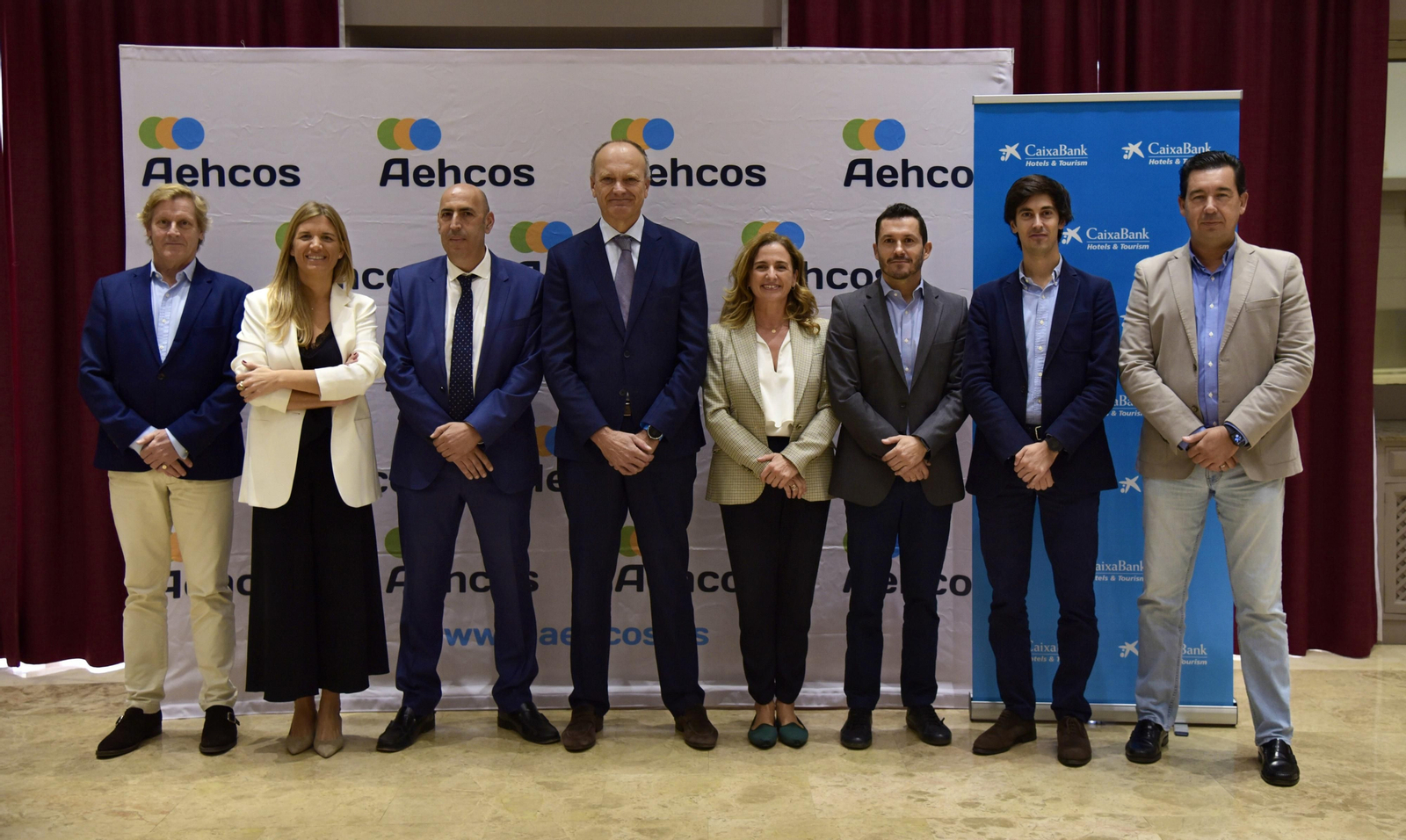 Foto de familia en el foro de Aehcos sobre las perspectivas turísticas de Málaga para 2023.