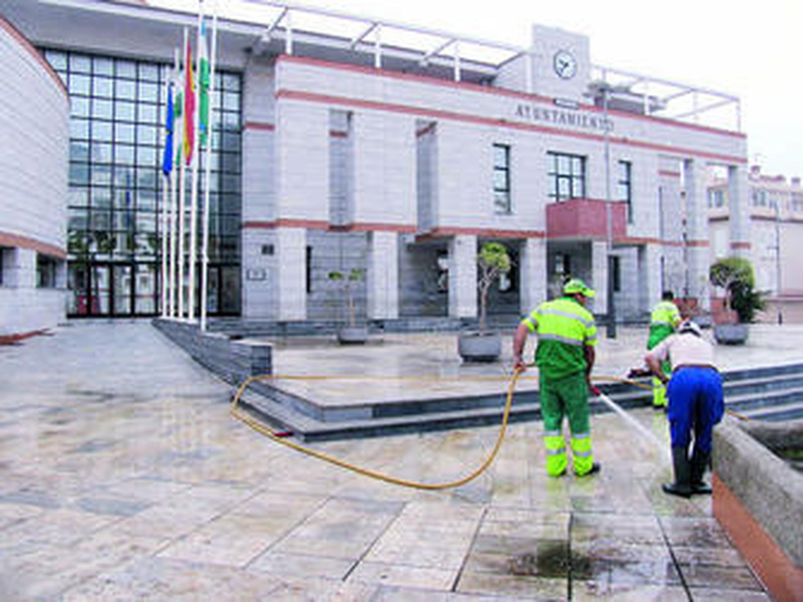 Los operarios municipales se afanaban ayer en devolver a la plaza su imagen habitual.