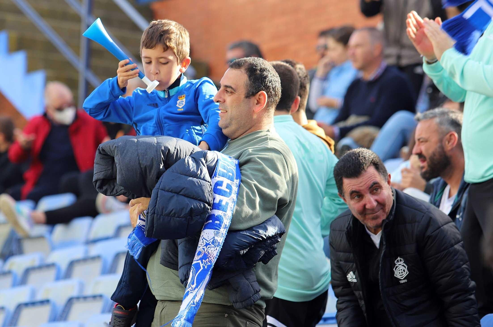 Imágenes del ambiente en las gradas del Nuevo Colombino durante el Recre-Vélez