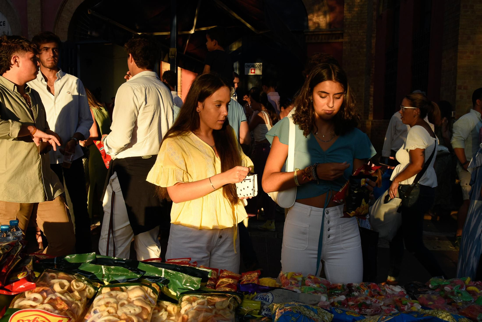 Colombinas 2022: Imágenes del ambiente en la plaza de toros en la novillada del martes