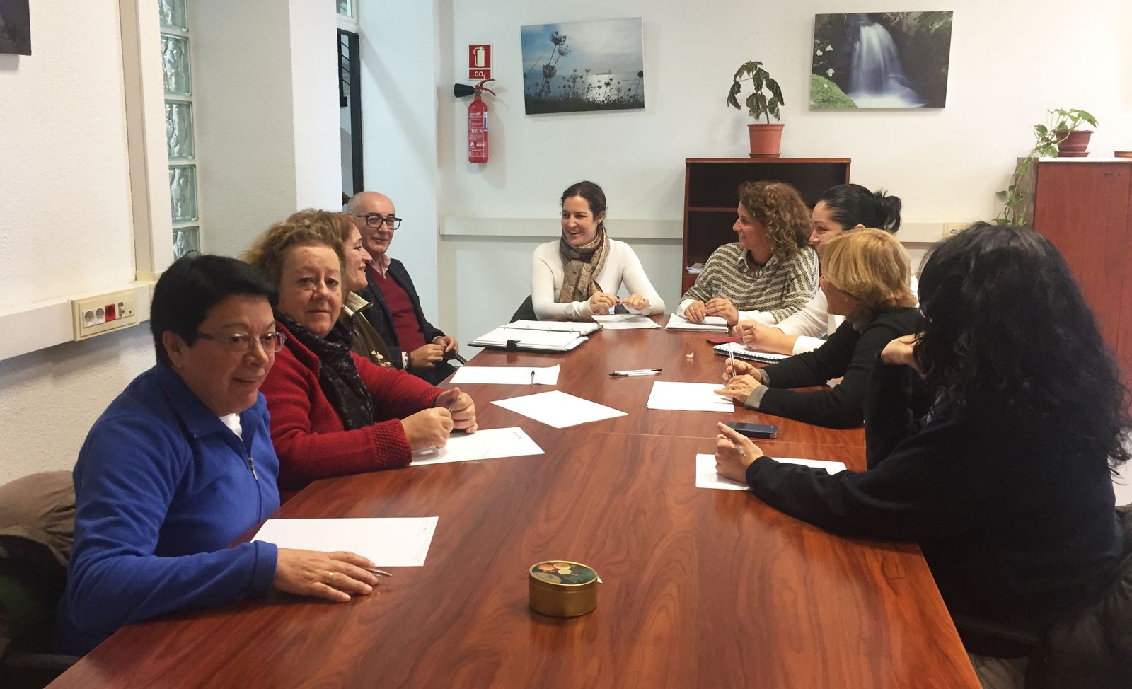 La reunión, presidida por la concejal de Bienestar Social, Paula Conesa.