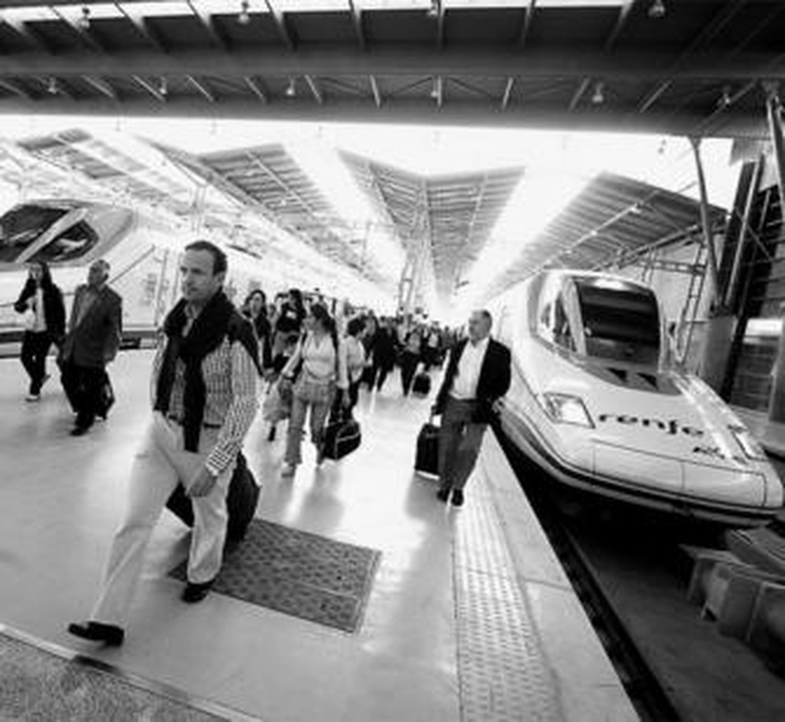 Varios pasajeros de trenes de alta velocidad, a su llegada a la estación María Zambrano.