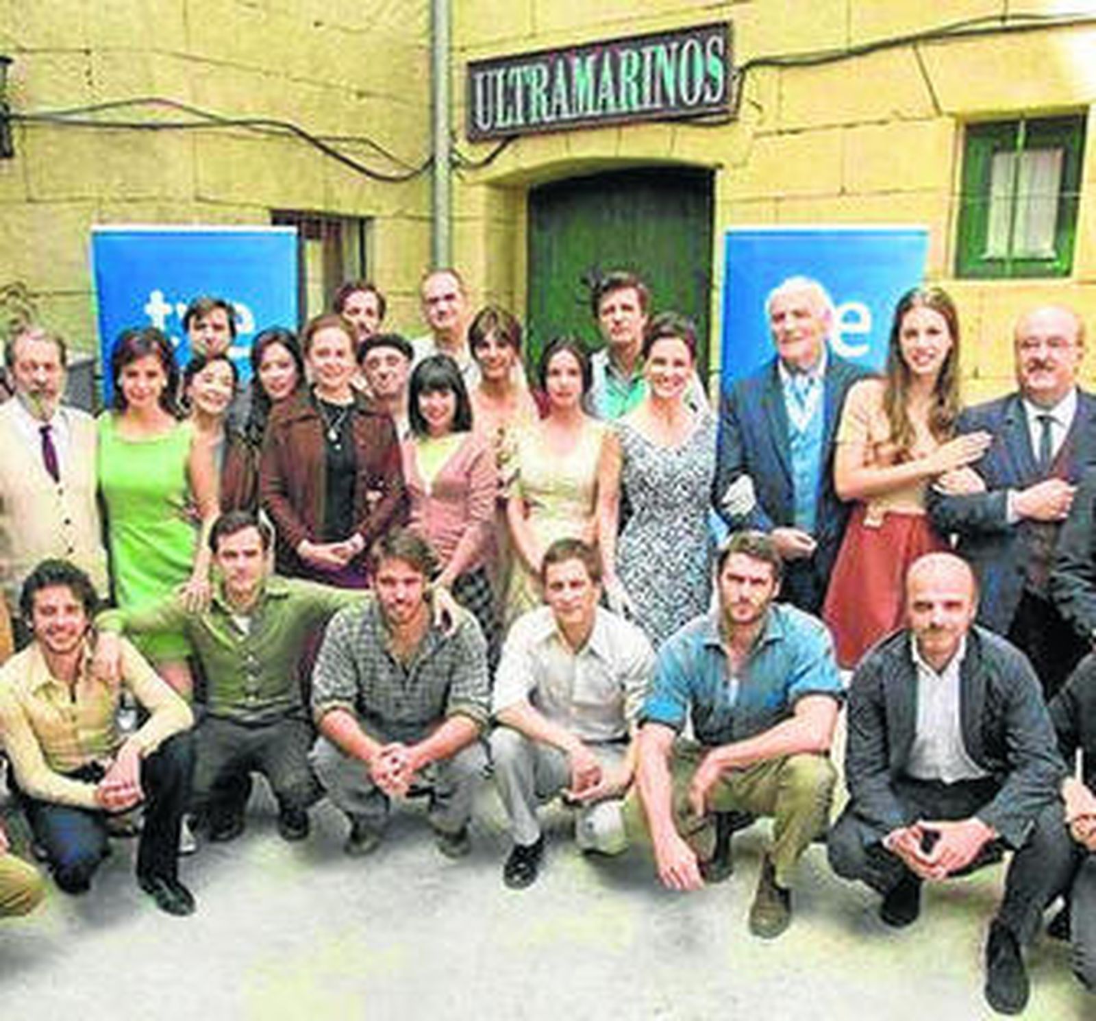 El elenco de 'Gran Reserva. El origen' posa en el plató de la serie.