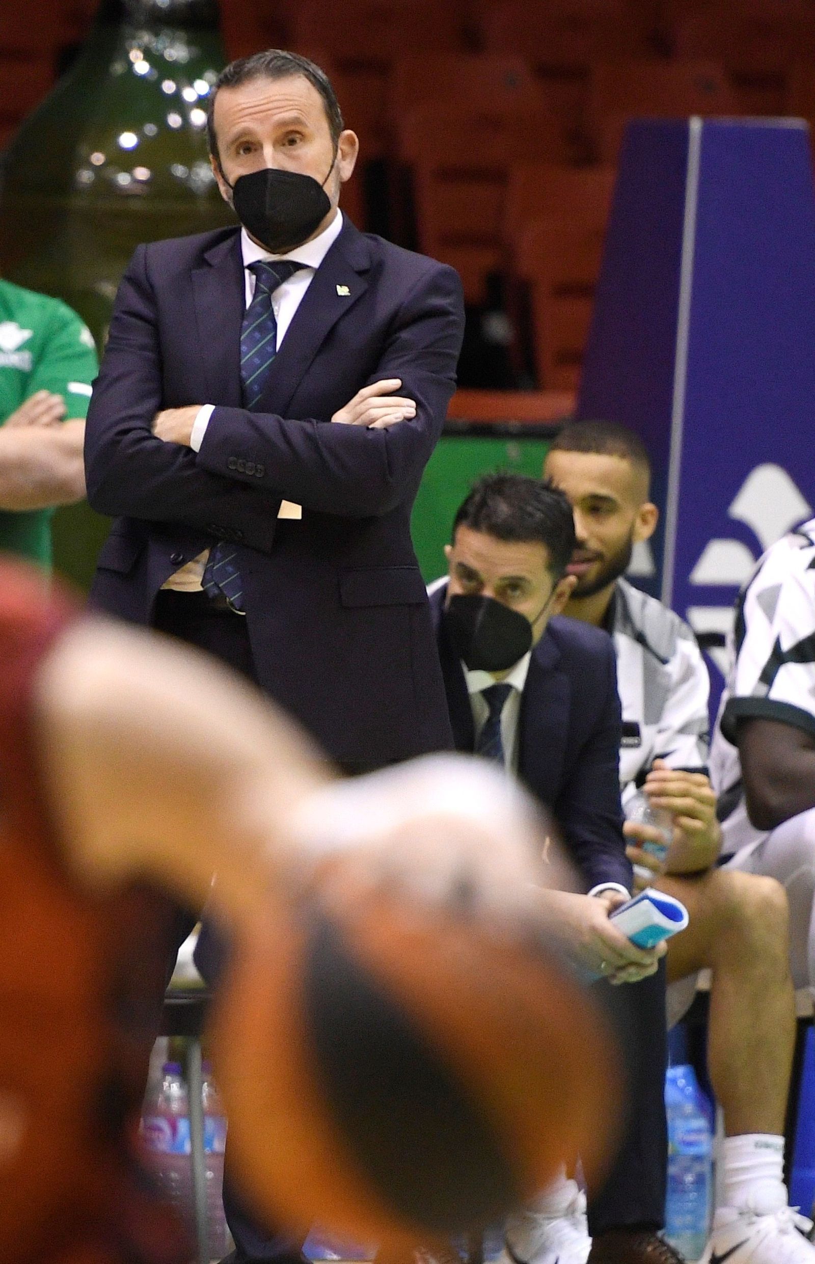 Joan Plaza observa el partido ante el Casademont Zaragoza.