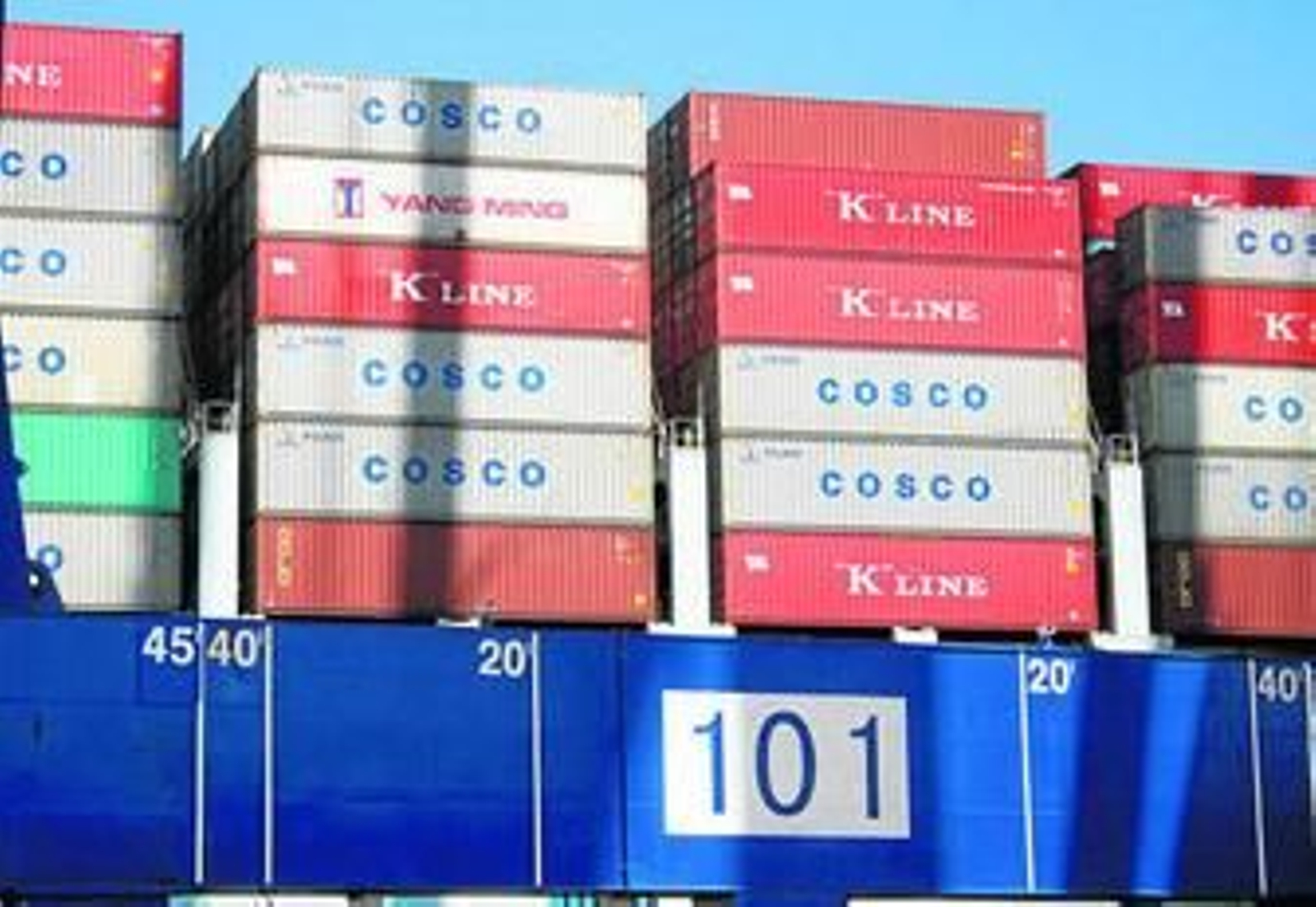 Contenedores llegan a la nueva terminal del puerto de Algeciras.