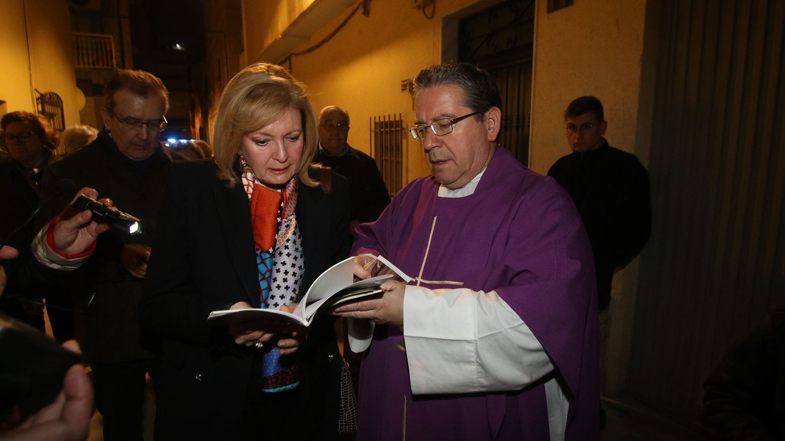 El párroco Francisco Escámez fue el encargado de dirigir el Vía Crucis.