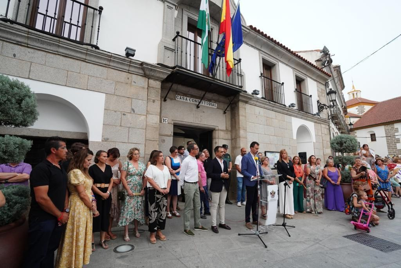 Concentración multitudinaria en Villanueva de Córdoba contra la violencia machista, en imágenes