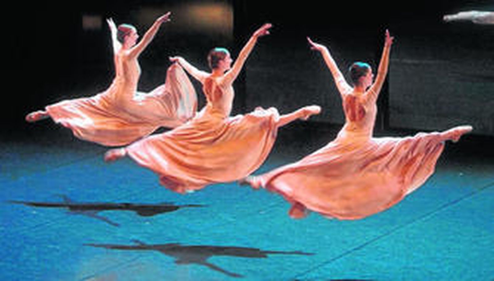 1 y 2. El espectáculo de Víctor Ullate ha conseguido en varias ocasiones el lleno absoluto del Auditorio de Roquetas de Mar, uno de sus enclaves naturales en la provincia . 3. Víctor Ullate ha mostrado siempre su predilección por Almería.