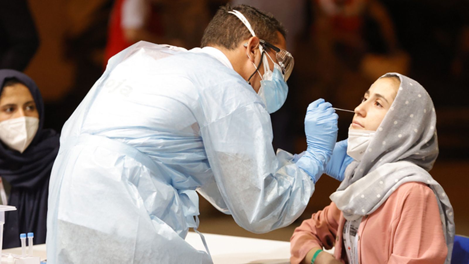 Prueba PCR a una refugiada afgana tras su llegada a Torrejón de Ardoz.
