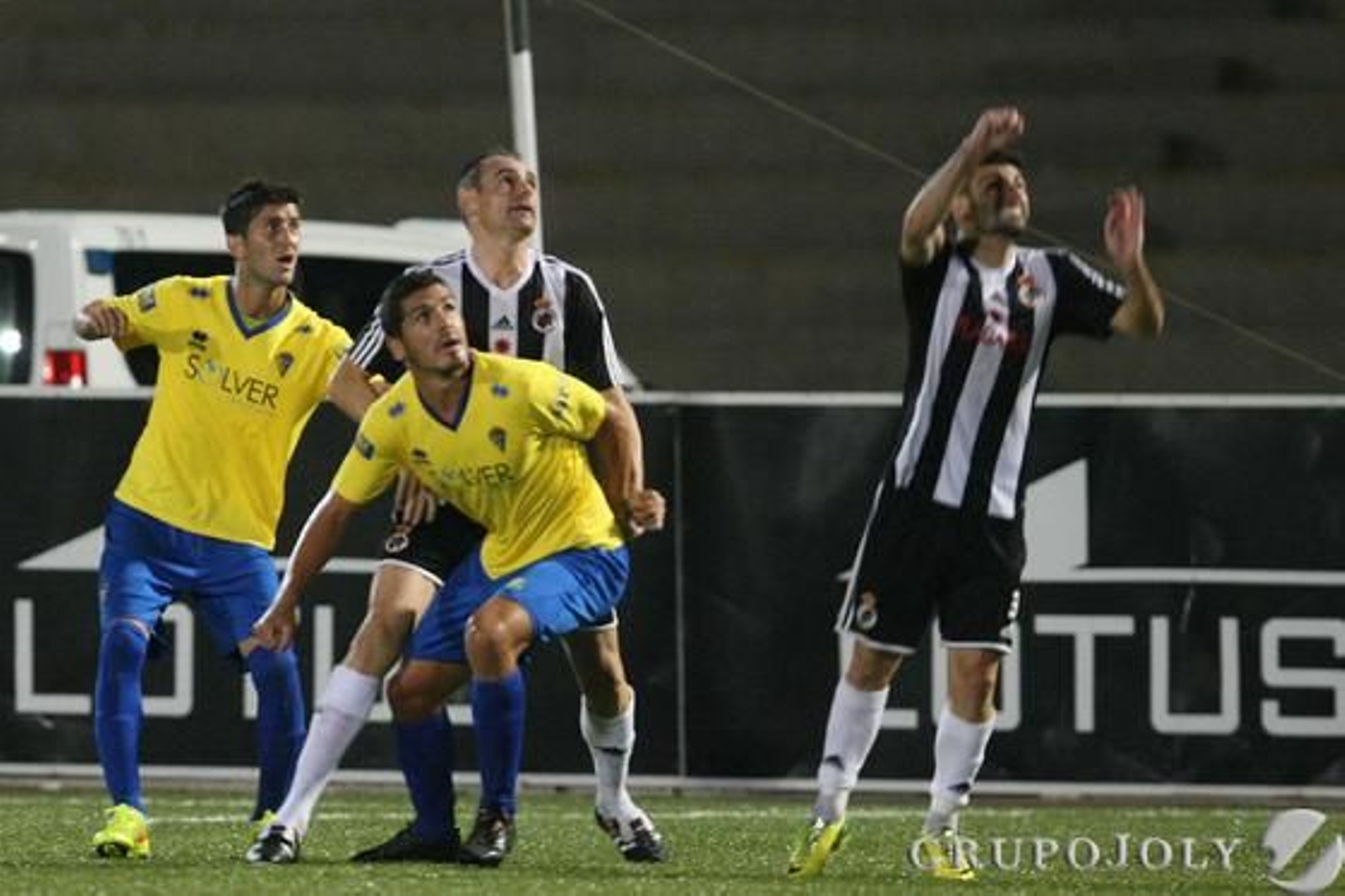 Garrido espera un balón aéreo.

Foto: Paco Guerrero