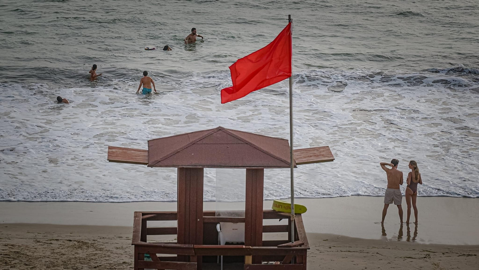 Bandera roja en la playa El Ancla, de El Puerto