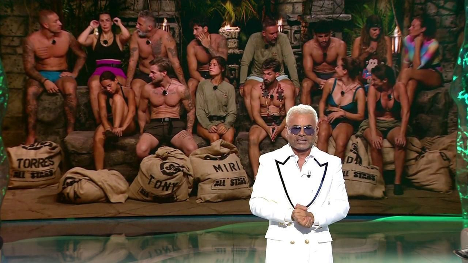 Jorge Javier Vázquez y los 14 concursantes de esta segunda edición de 'Supervivientes All Stars'