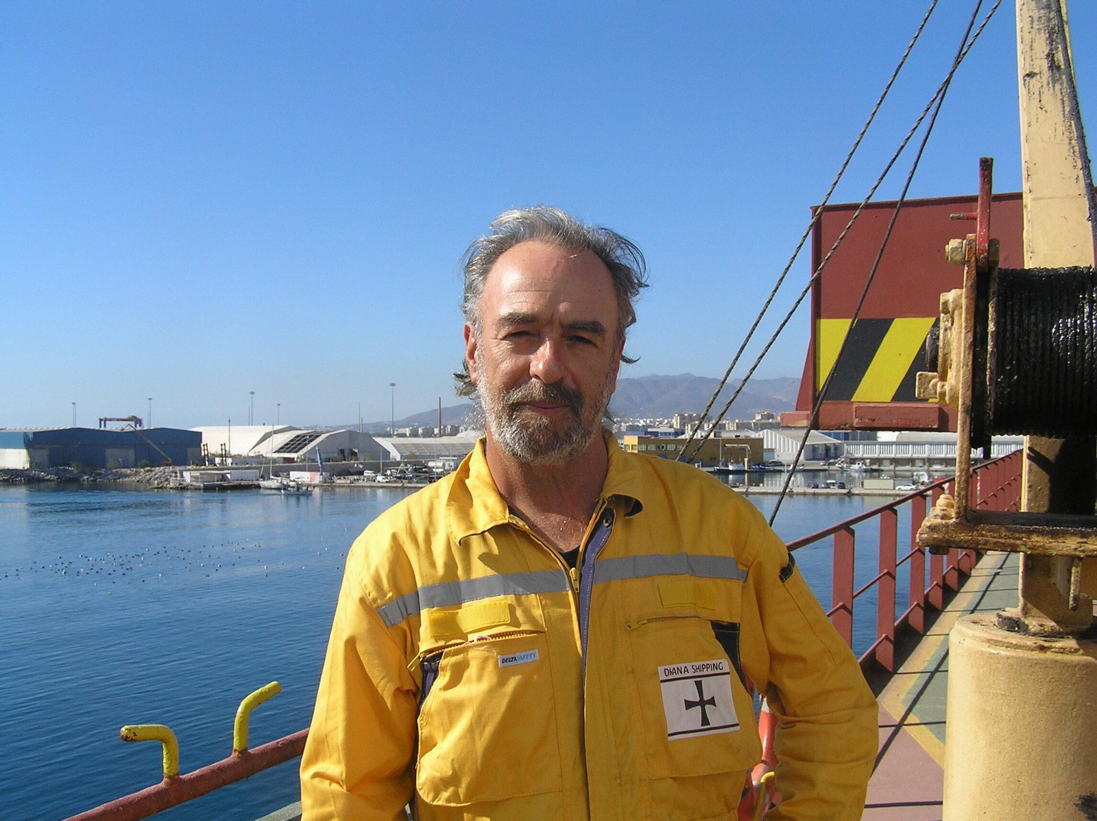 El capitán Kostas a bordo de su barco en el regreso a Málaga.