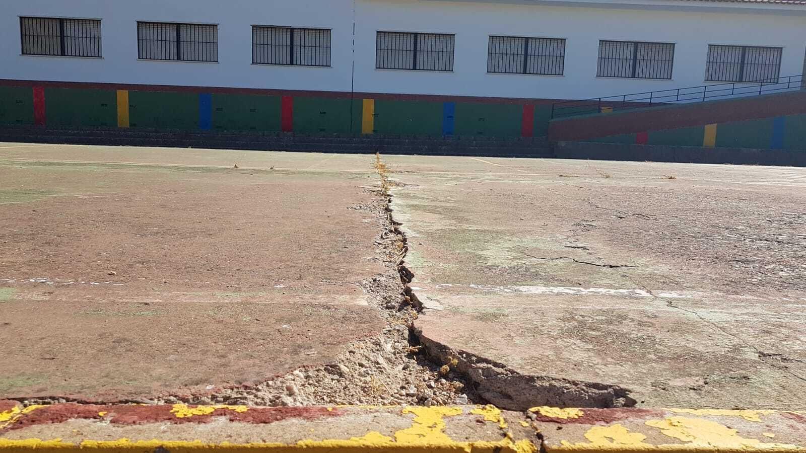 Desperfectos en una pista del CEIP Virgen de los Remedios de Arroyomolinos de León.