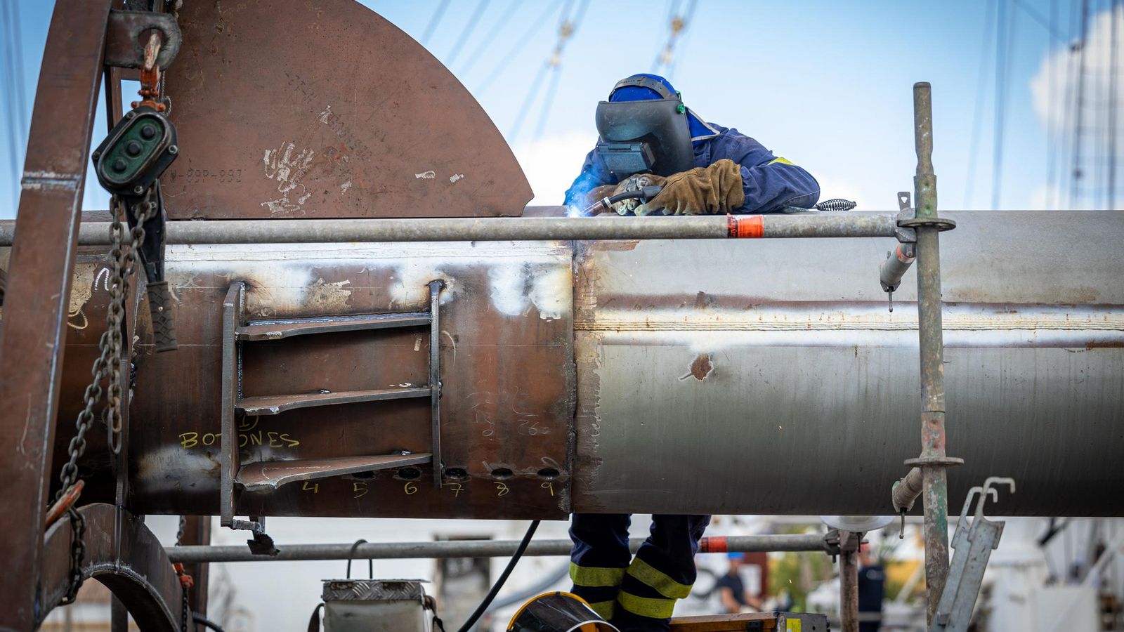 Operarios trabajando en el nuevo palo mesana. Operarios trabajando en el nuevo palo mesana.