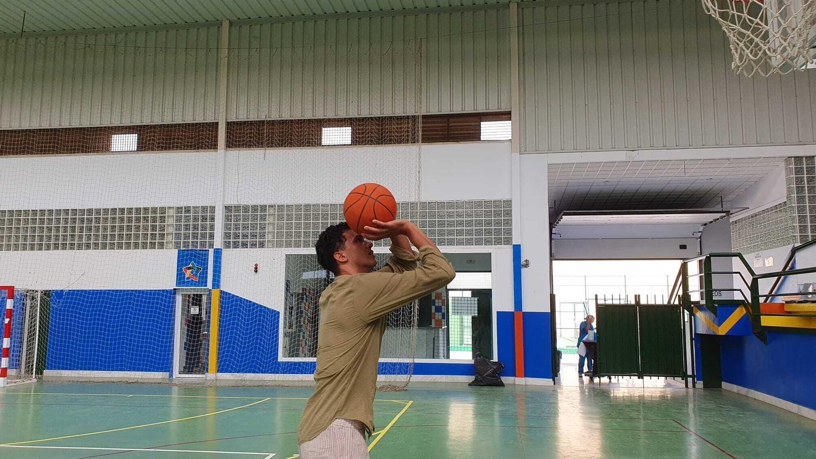 Daniele Sandri se dispone a tirar a canasta en el Pabellón Paco Navarro de Huércal de Almería.