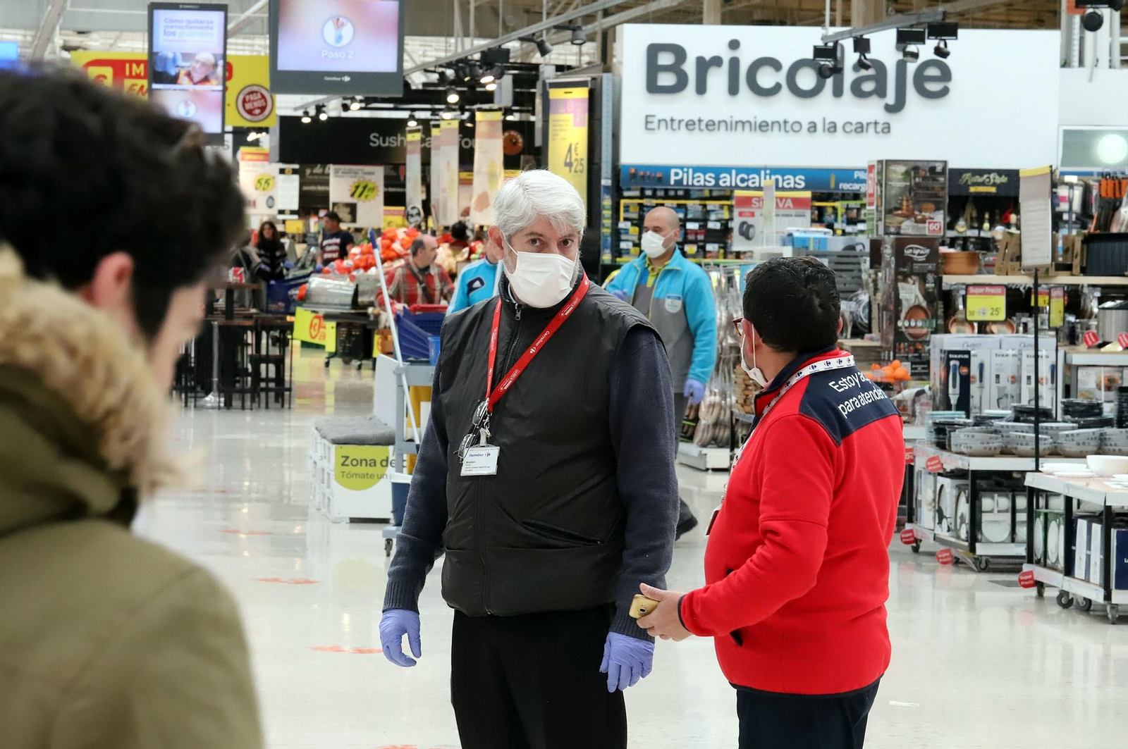 Imágenes de la situación y organización en los supermercados de Huelva