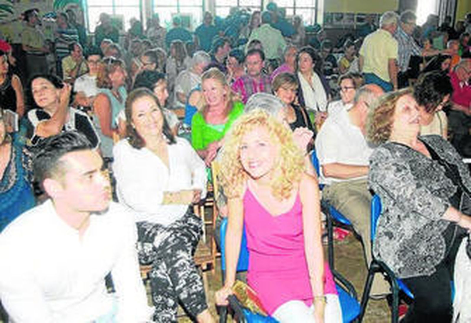 Una gran parte del barrio de La Chanca se dio cita en el Varadero.