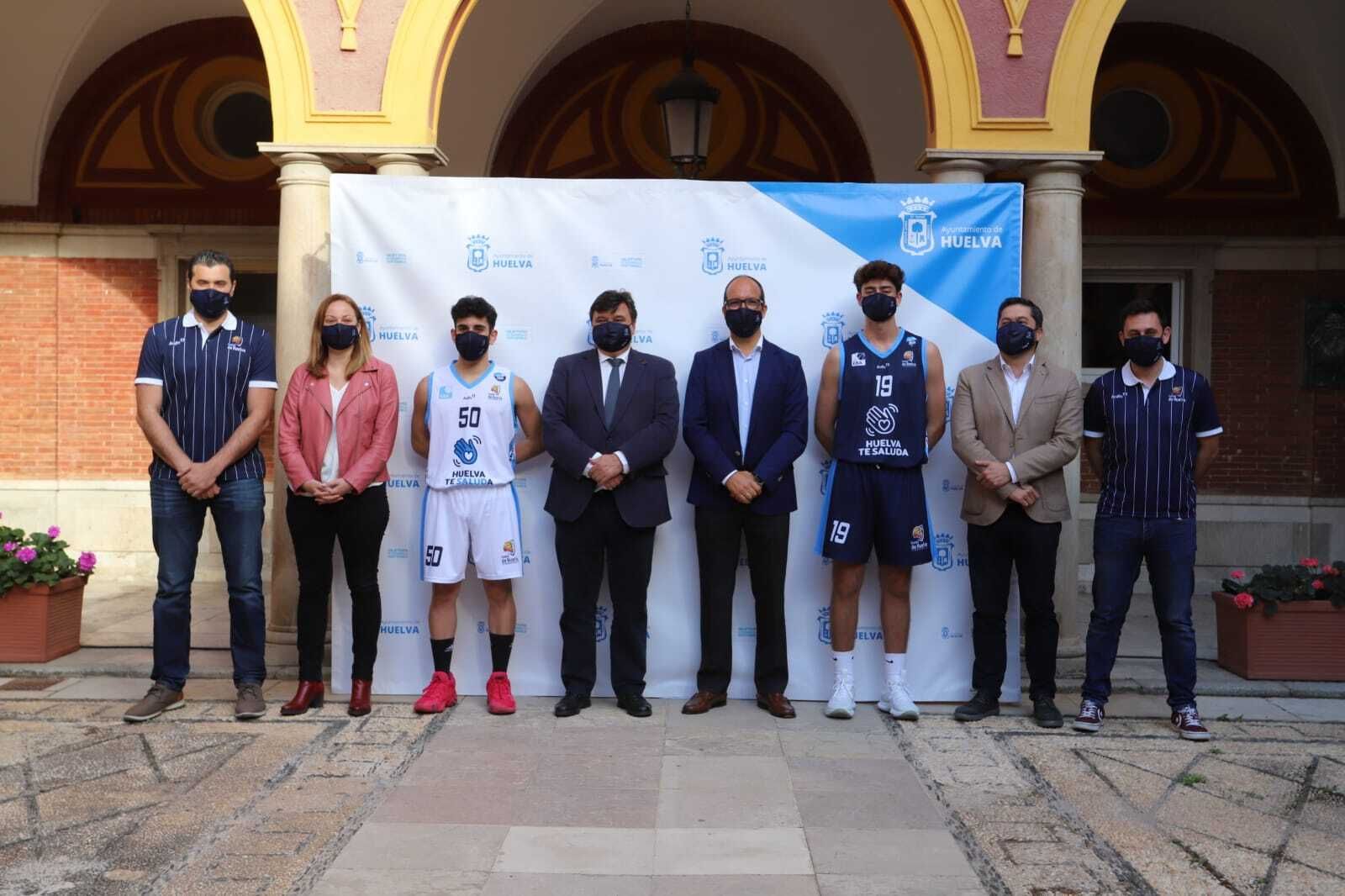Un momento de la recepción municipal al club en el Ayuntamiento.