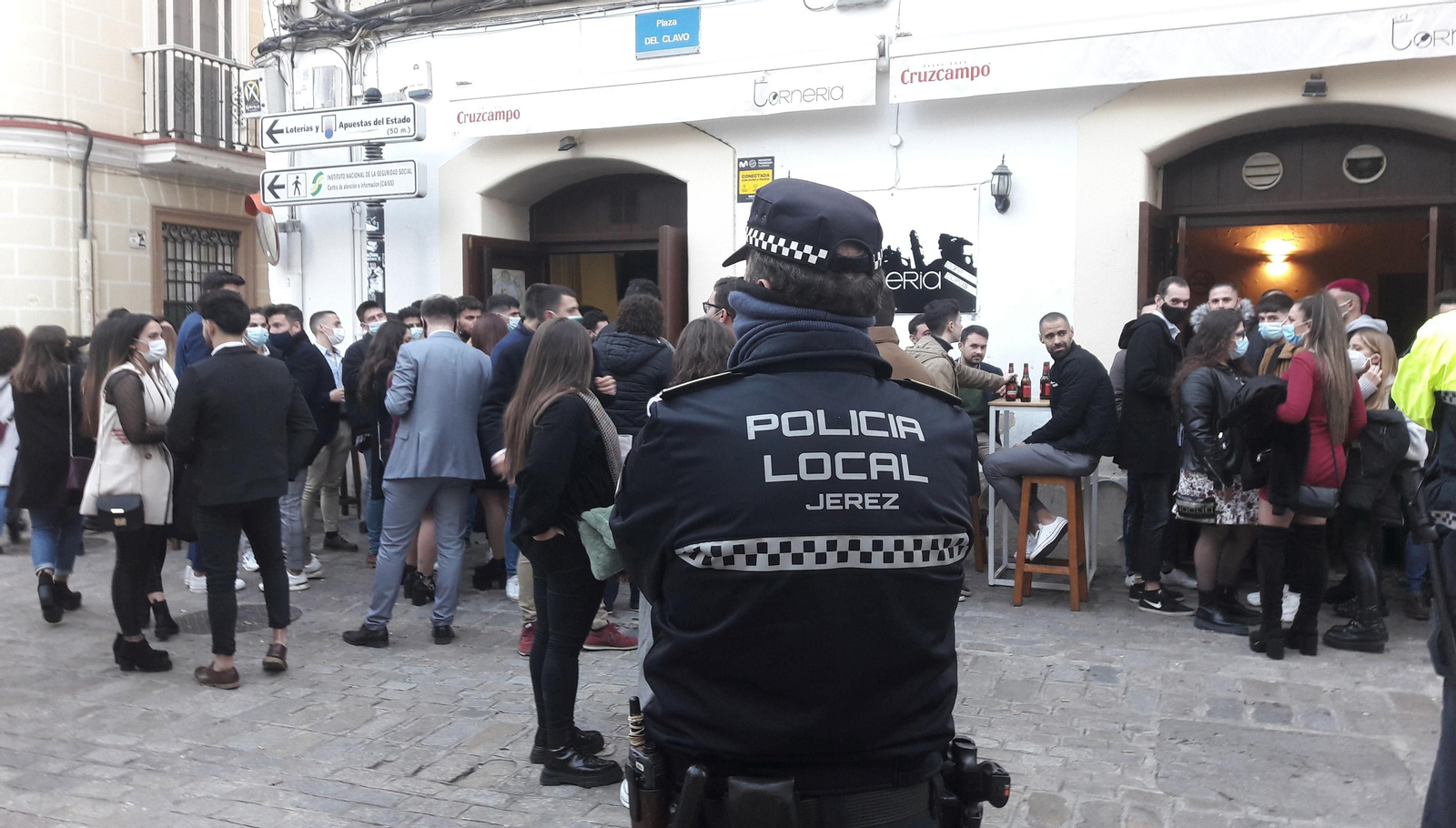 Un agente de la Policía Local por el centro de la ciudad.