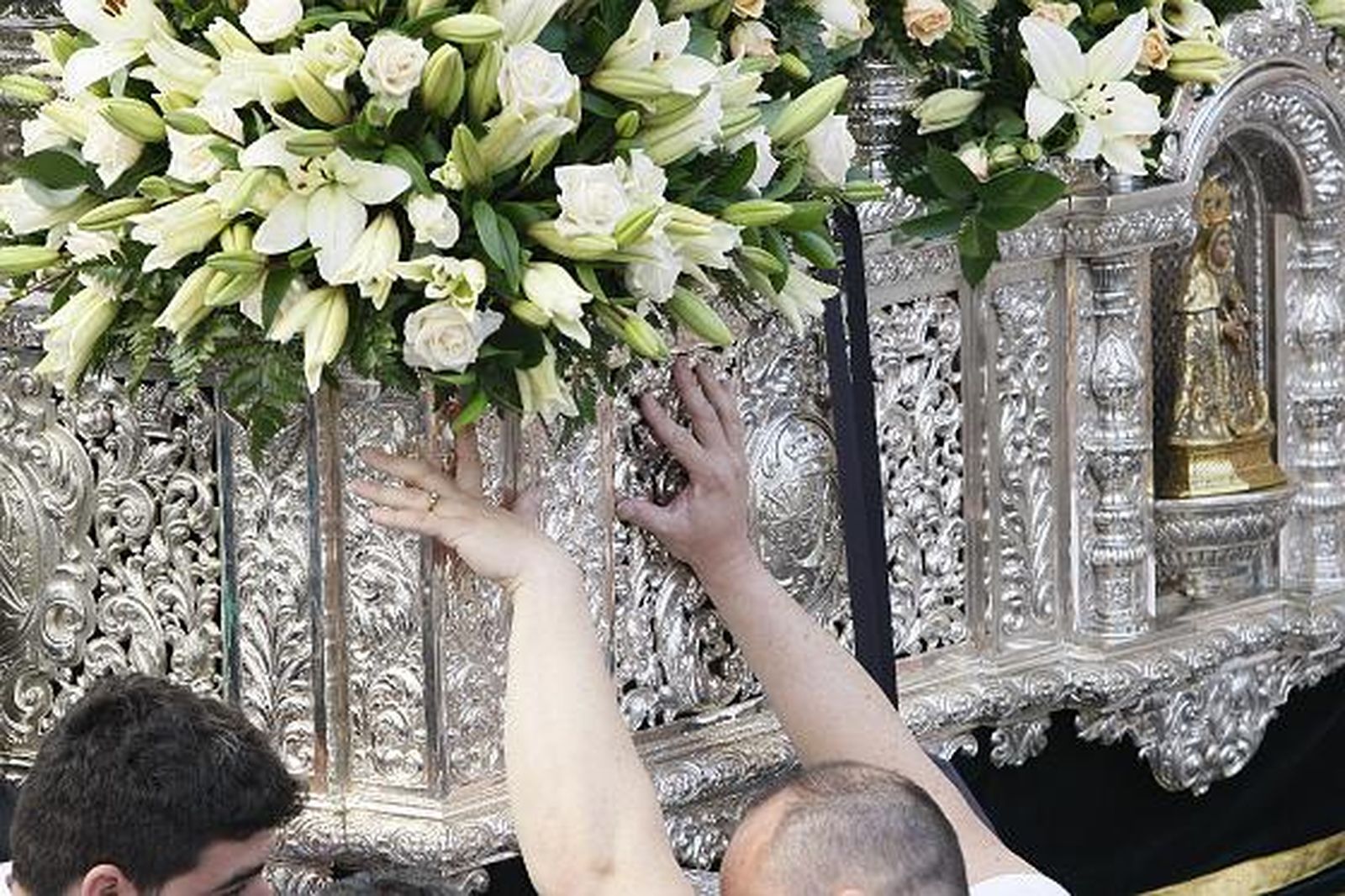 Cientos de gaditanos rinden pleitesía al paso de Cigarreras. /Fotos: Julio González