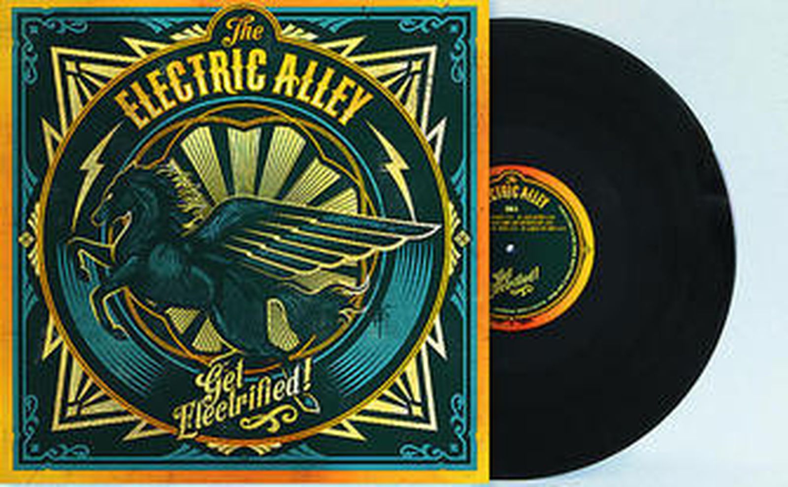 Portada de 'Get electrified!', segundo disco de The Electric Alley, y los miembros de la formación gaditana.