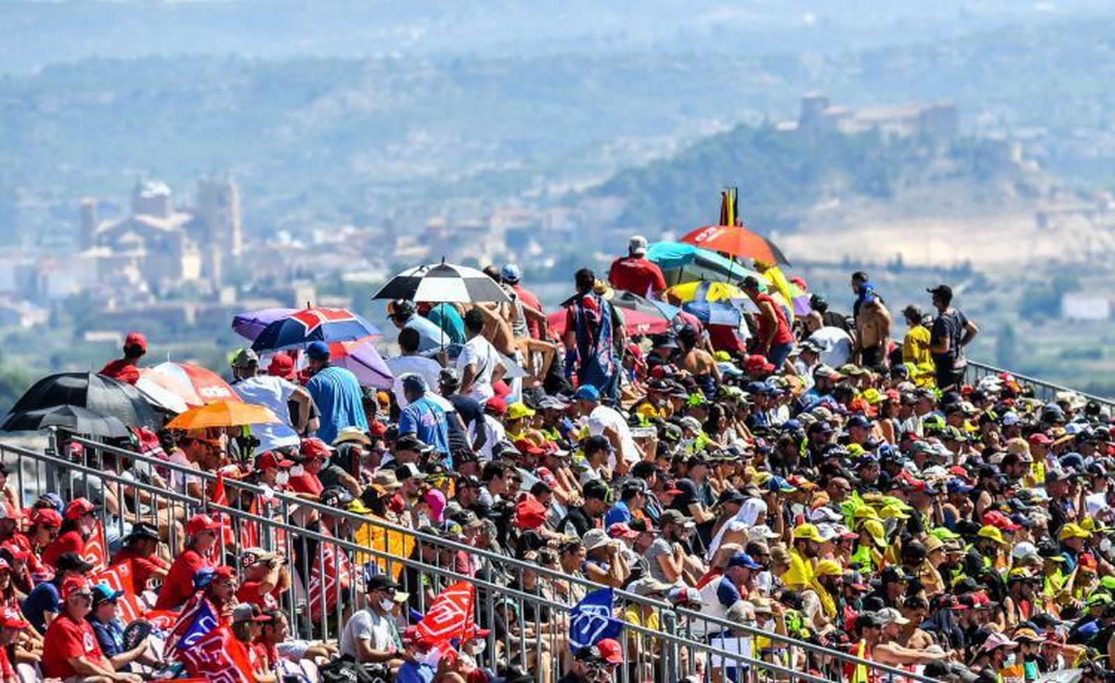 Público en una de las gradas del circuito de Alcañiz.