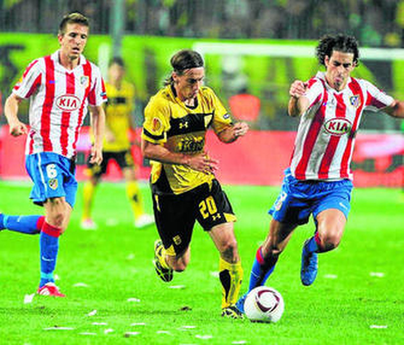 Javito es perseguido por Domínguez y Tiago.