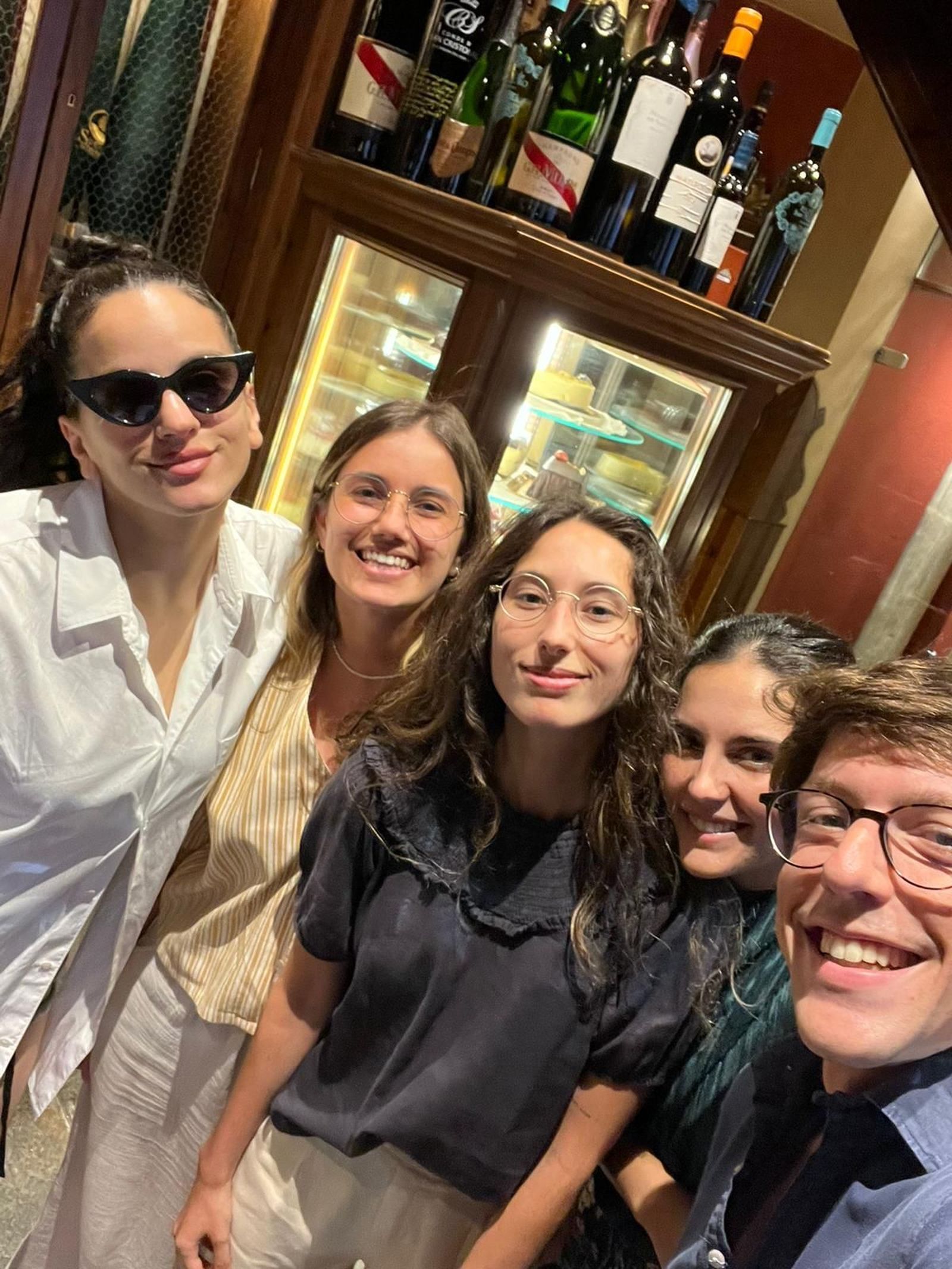 'Selfie' completo de Rosalía con los nietos de Juan Robles, fundador de Casa Robles.