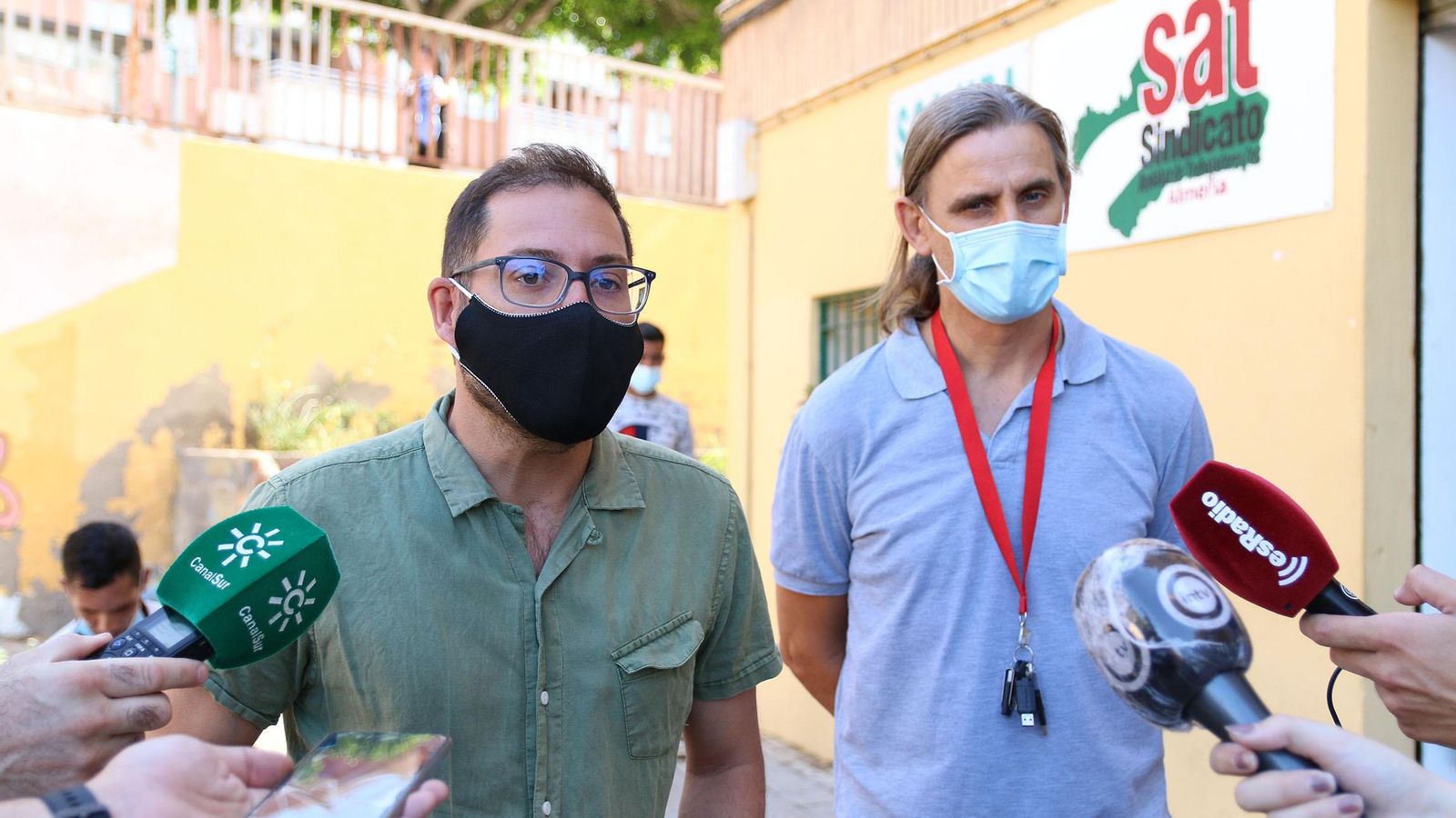 El parlamentario de Adelante Andalucía Diego Crespo y el portavoz provincial del Sindicato Andaluz de Trabajadores (SAT), José García Cuevas