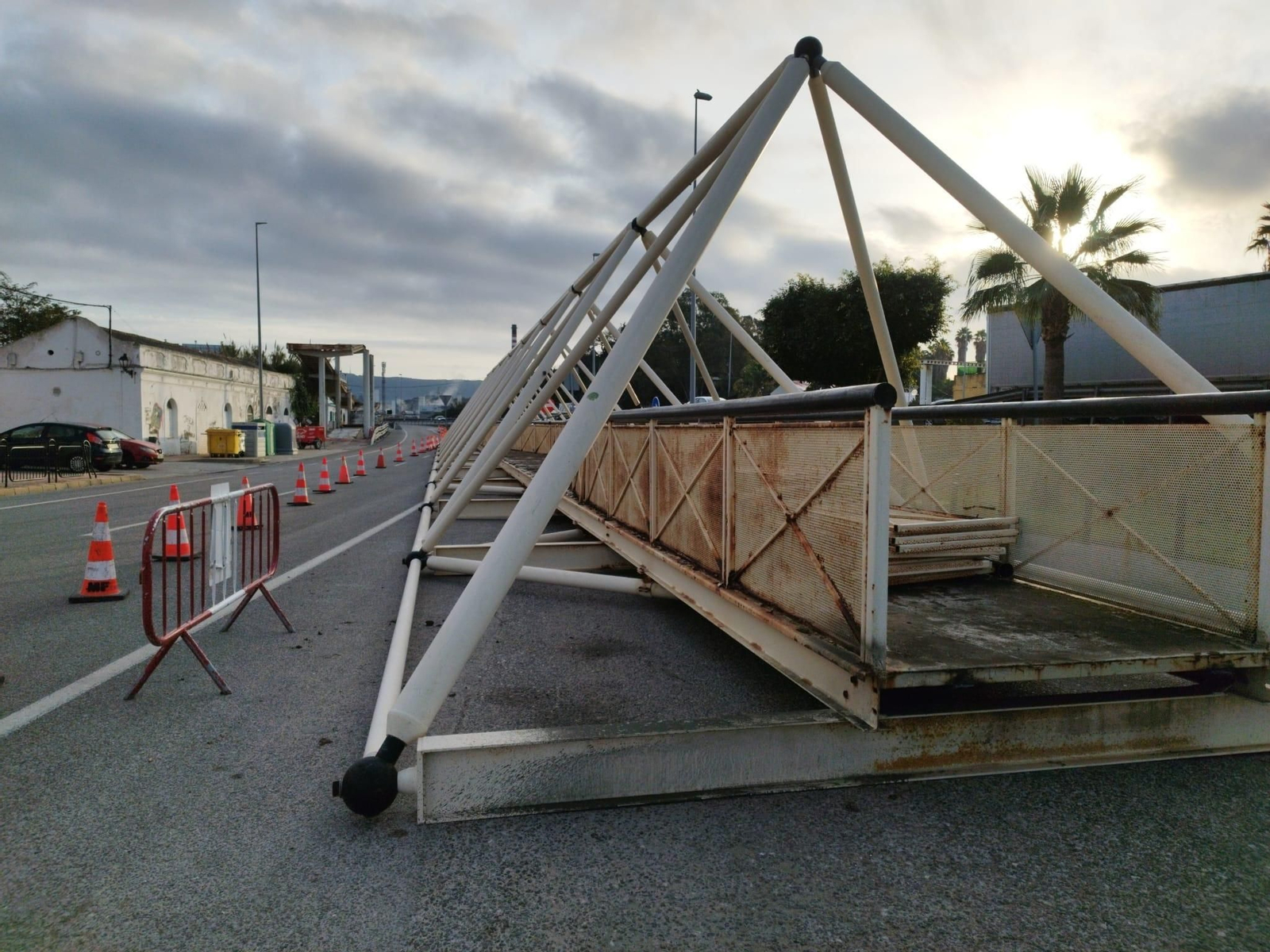 La pasarela retirada.