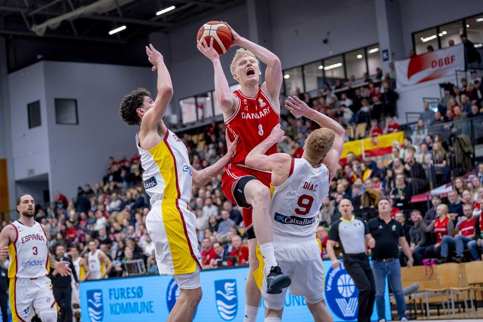 Cómodo inicio de la España de Chus Mateo con un buen Alberto Díaz