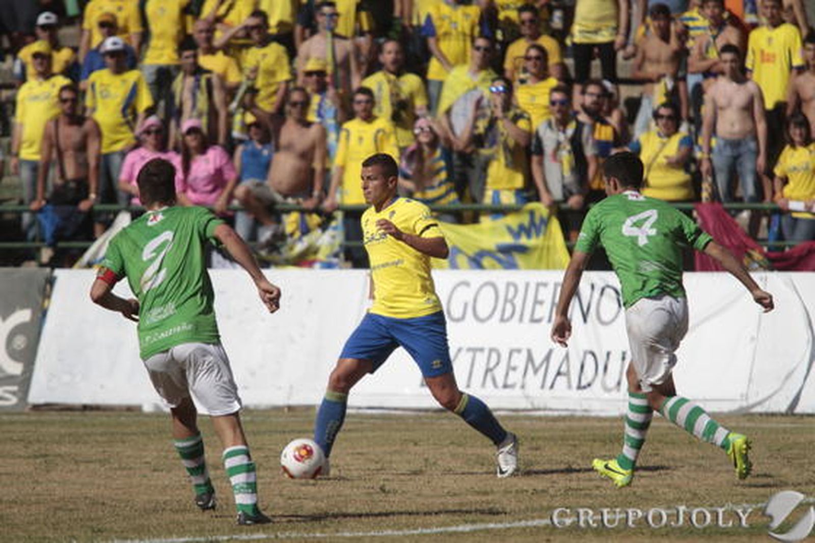 Airam conduce la pelota ante Palero y Gonzalo. 

Foto: LOF