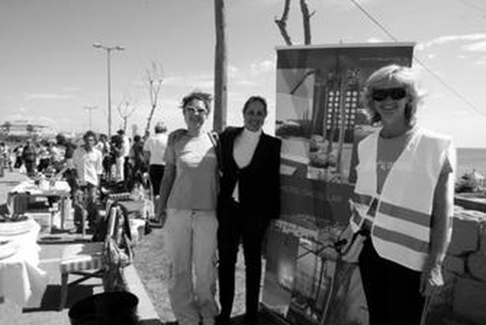 Las organizadoras del acto benéfico, durante el mercadillo en el aparcamiento de Guadiaro.