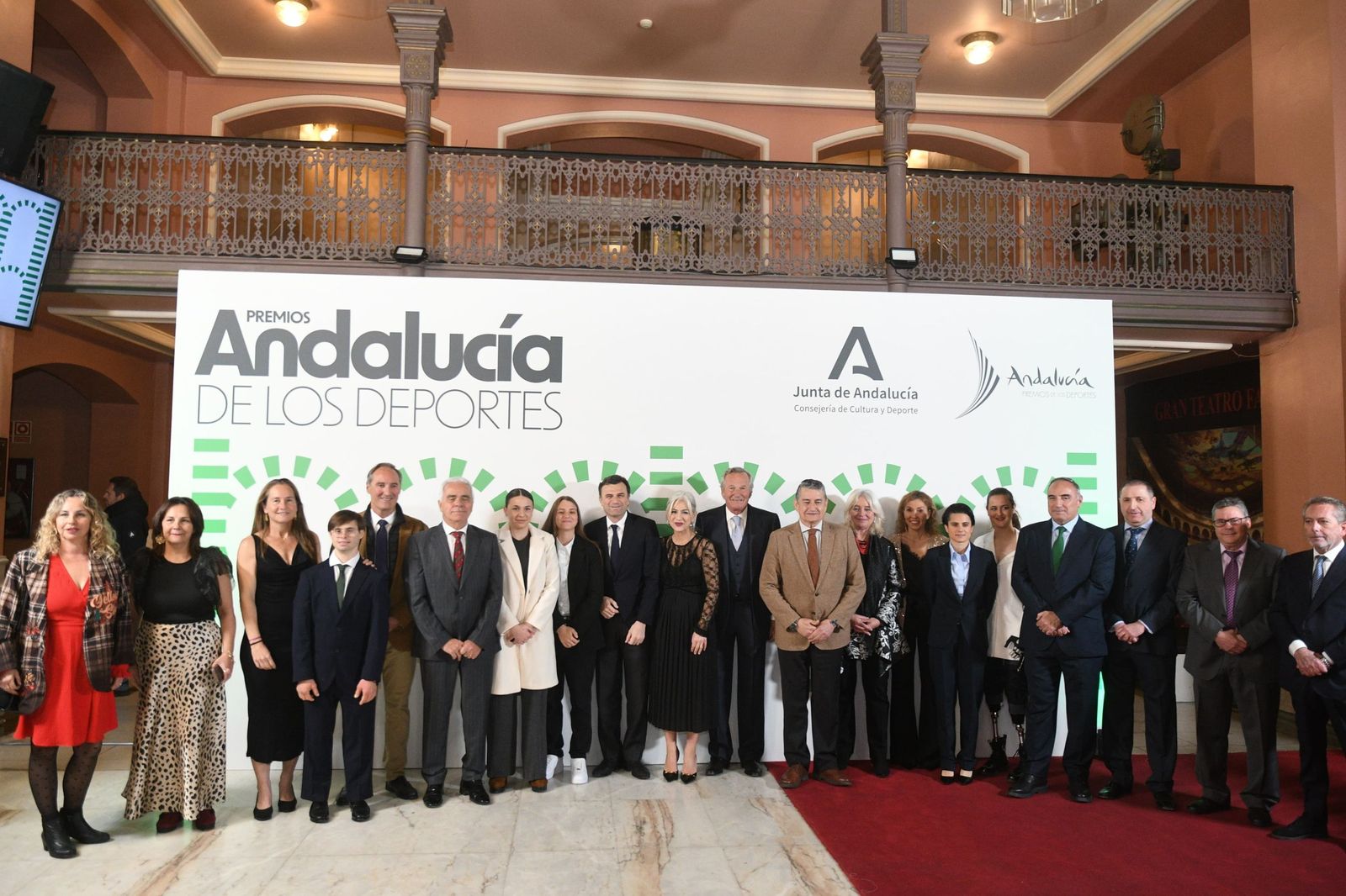 Imagen de grupo con los deportistas premiados y las diferentes autoridades.