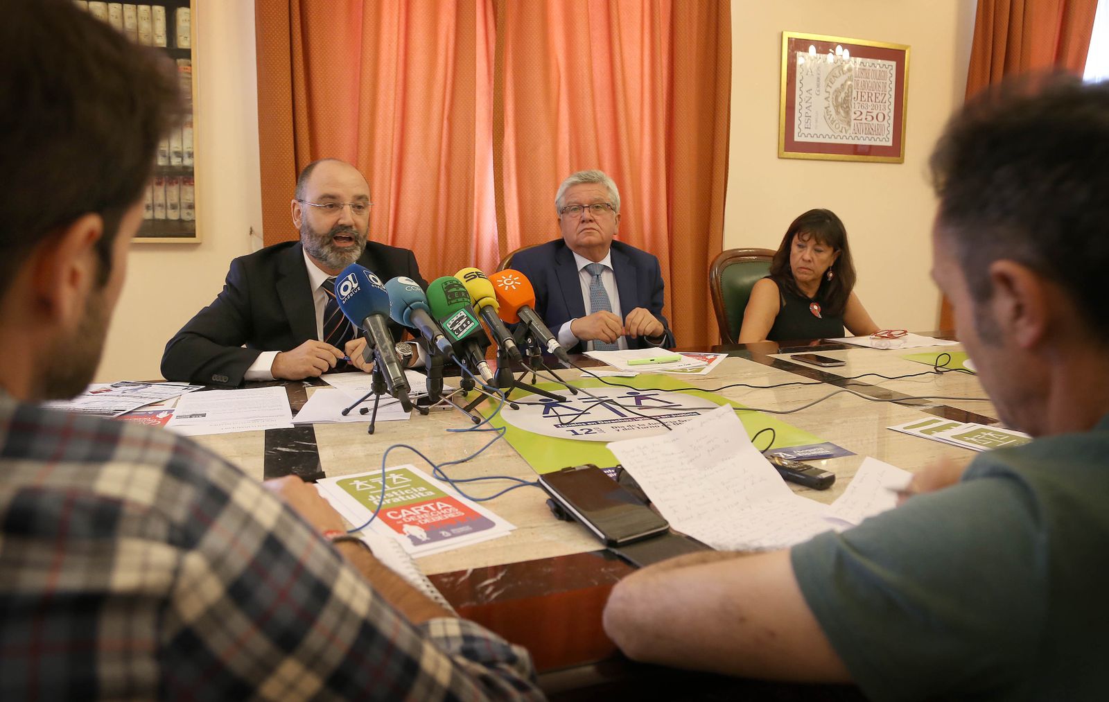 Luciano García, el vicedecano Manuel Ferrer y Paz Larraondo atienden a los periodistas ayer en el Colegio de Abogados.