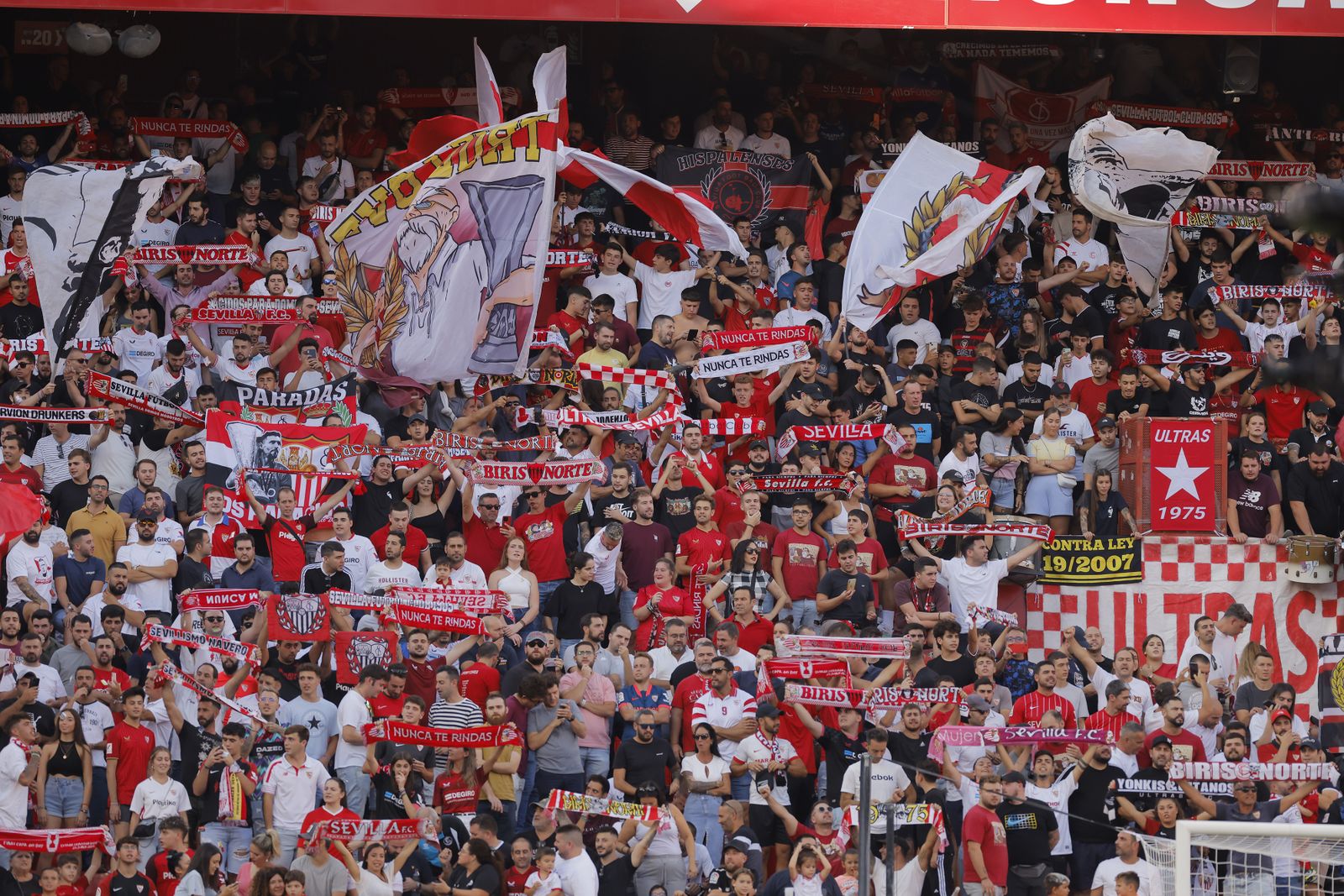 Búscate en las fotos del Sevilla-Almería