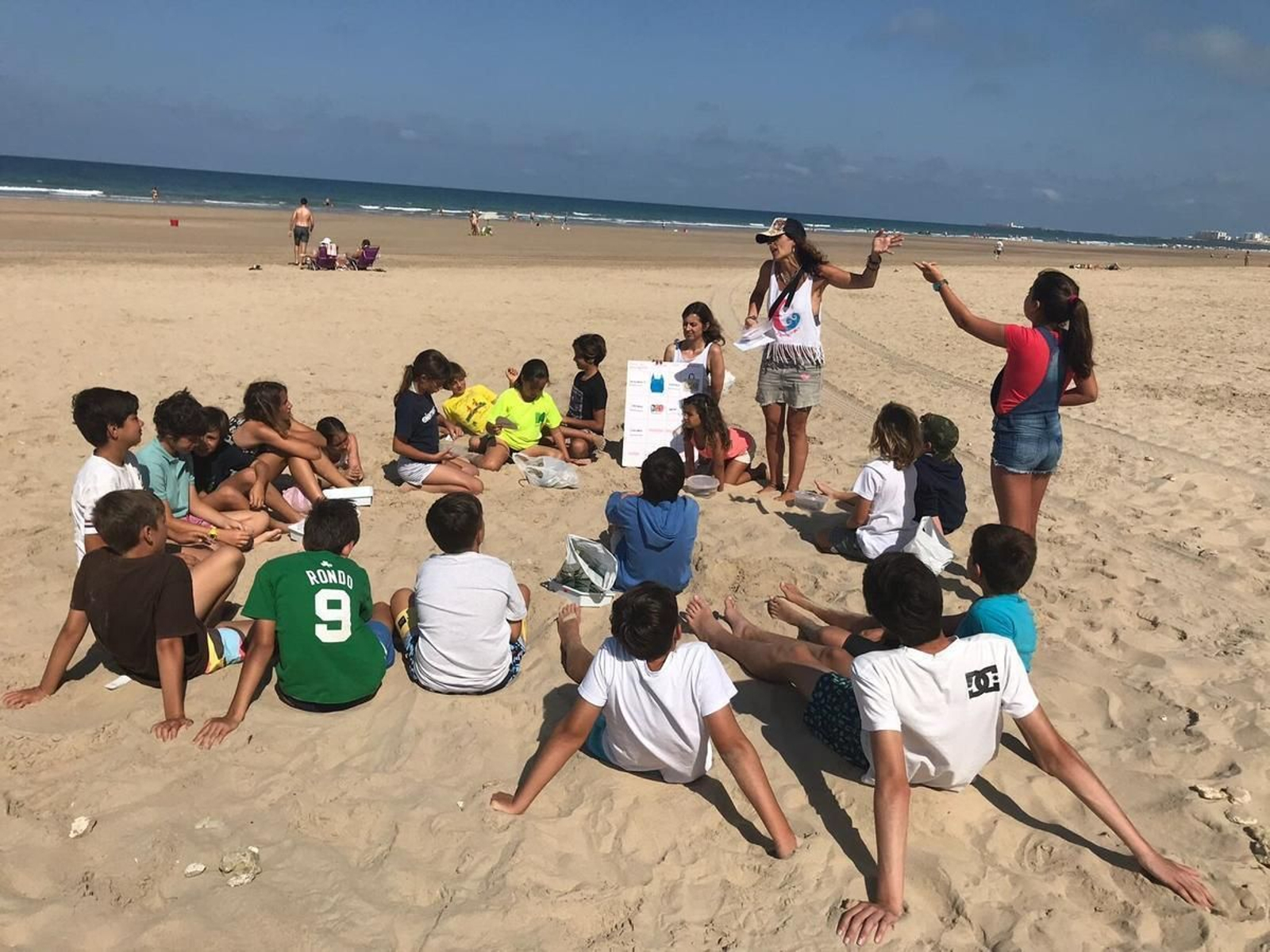 Monitoras de Chandamama junto a un grupo de niños del taller educativo haciendo actividades.
