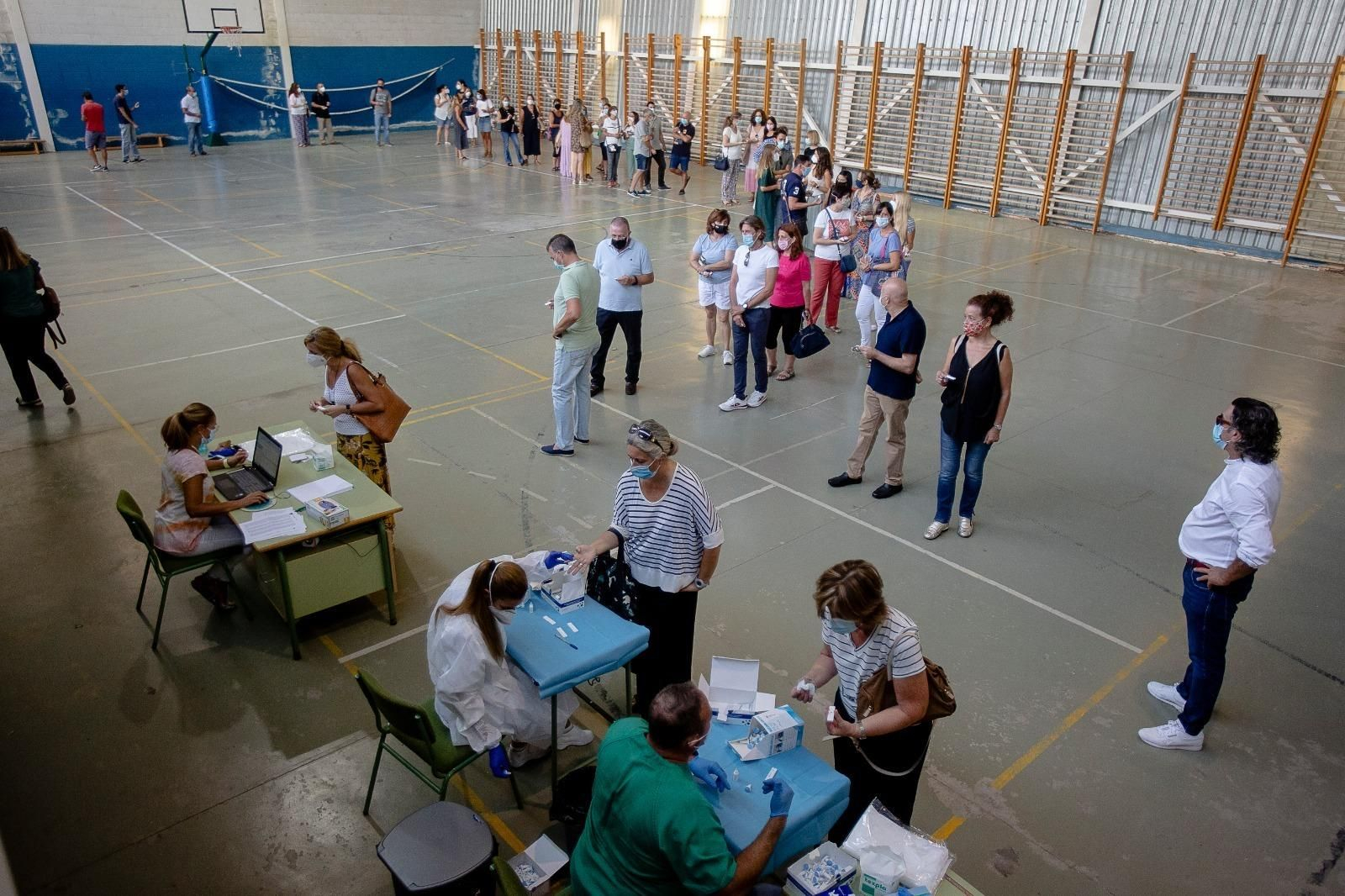 Las colas de docentes en el pabellón del IES Rafael Alberti