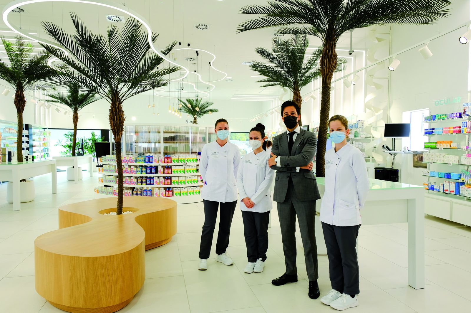 El gerente de Geofarma,  Nicolás Toro, con la farmacéutica titular, Jacinta Dávila.