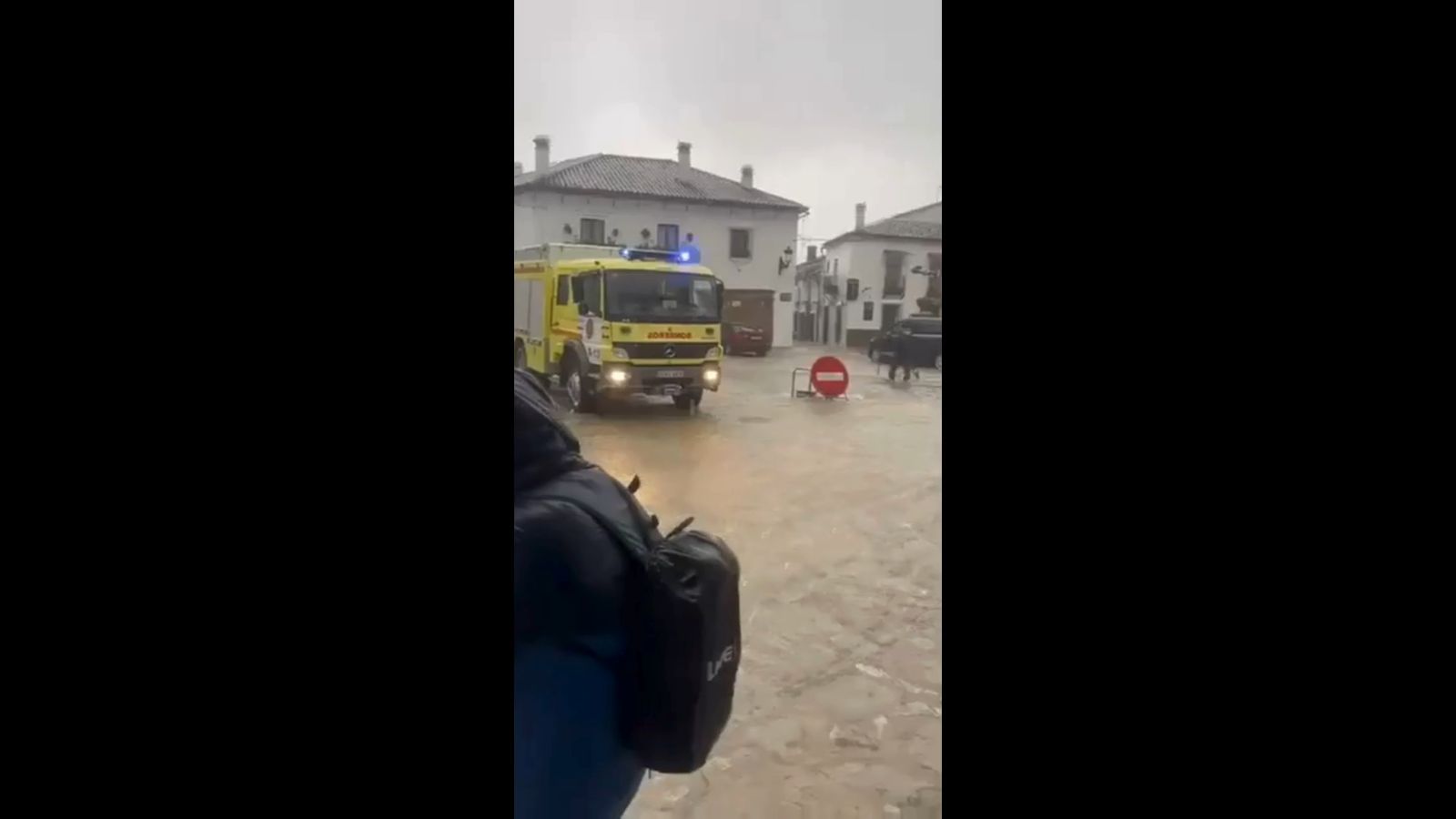 Camiones del Infoca ayudan a achicar aguas en las calles de Grazalema
