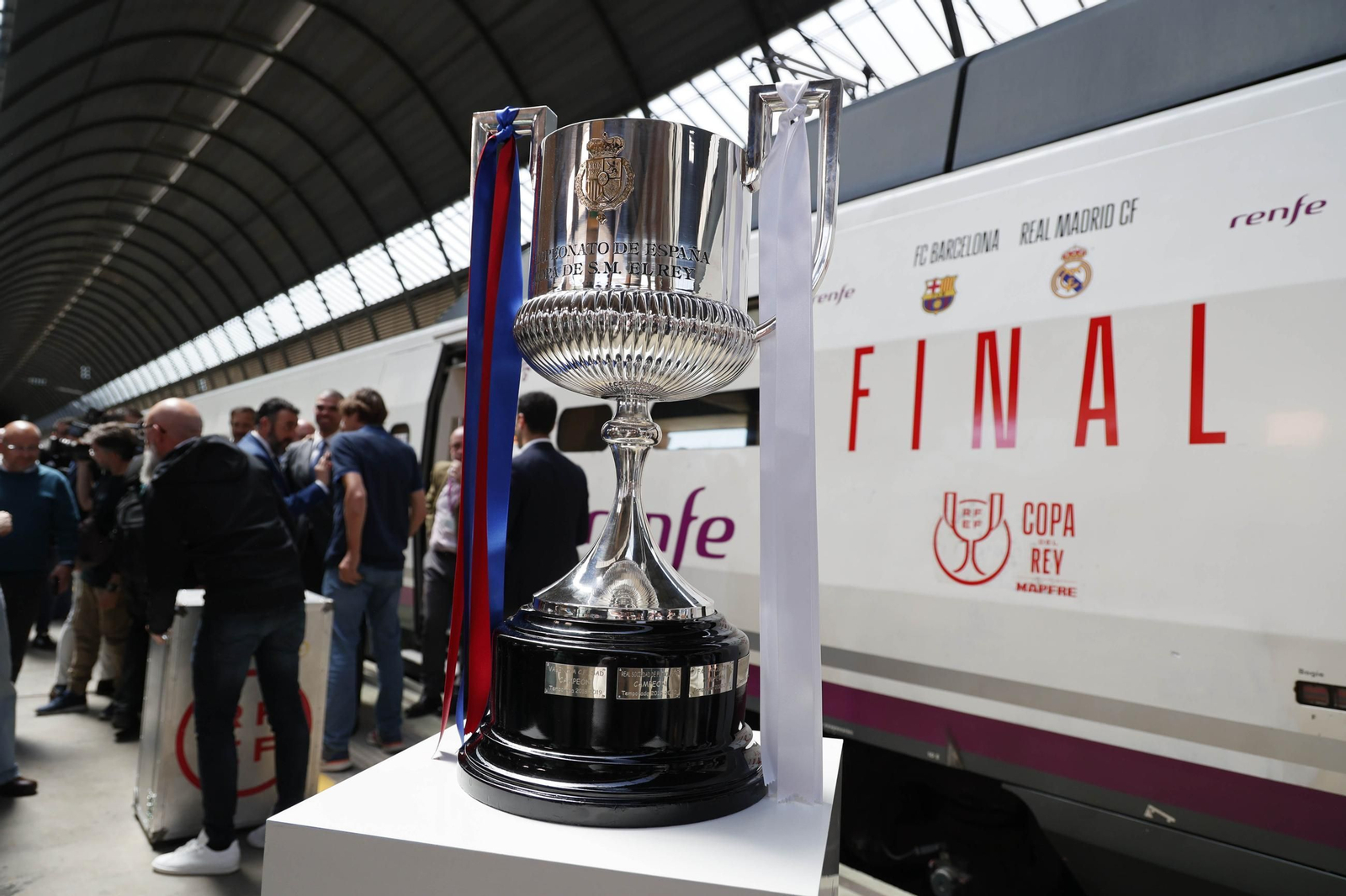 Las imágenes de la llegada de la Copa del Rey a Sevilla