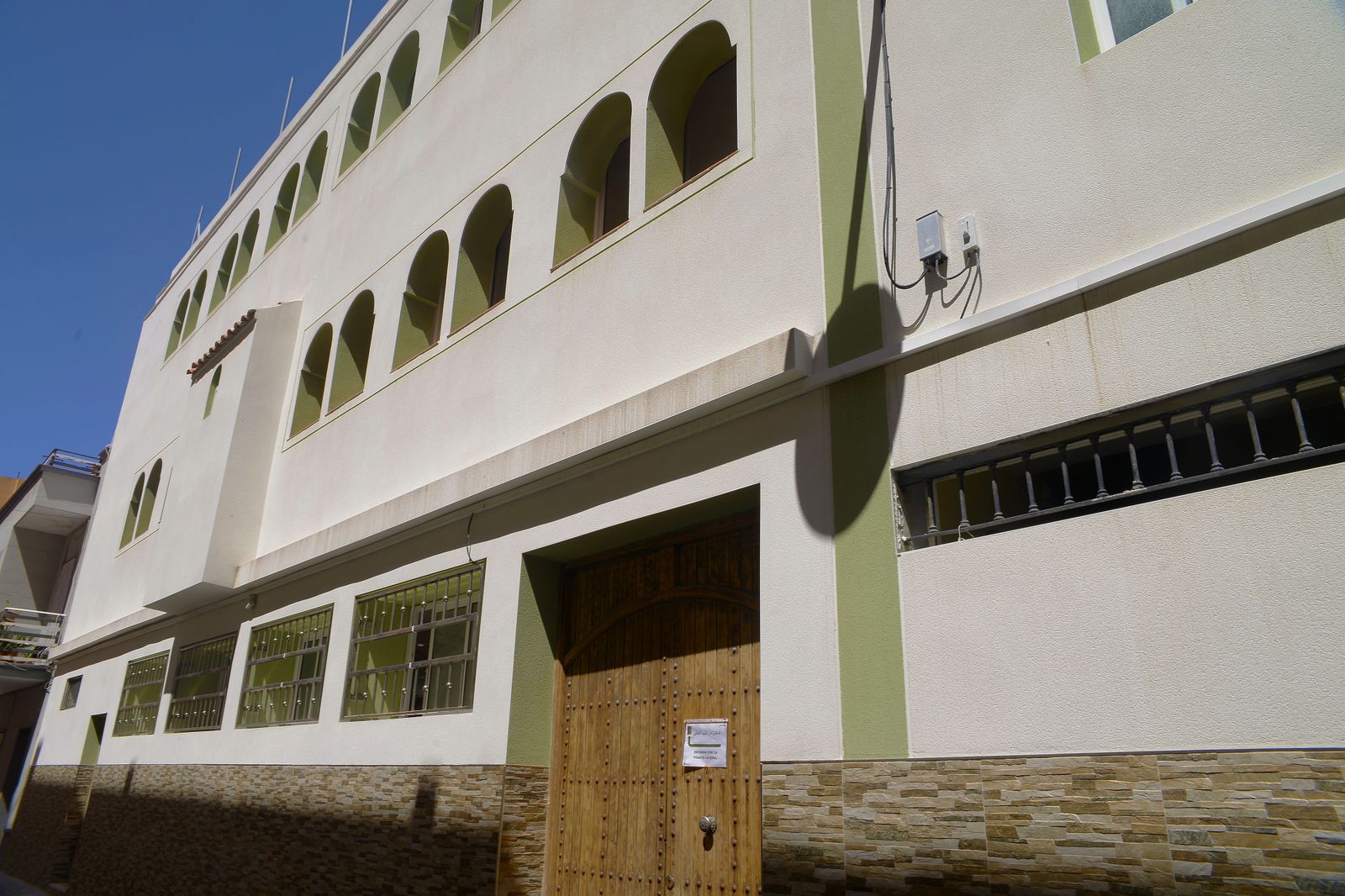 Fotos de las labores de higiene y desinfección de la mezquita Houda de Algeciras