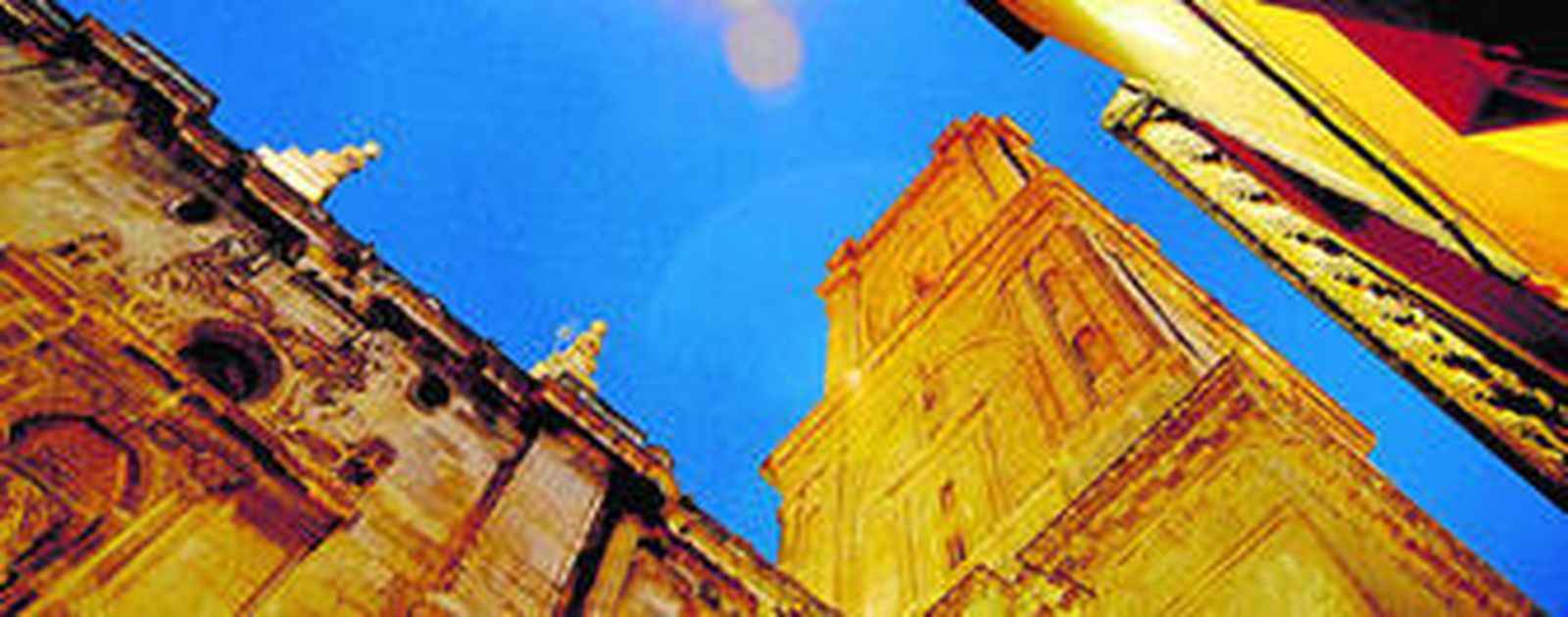 Imagen de la torre del templo metropolitano granadino.