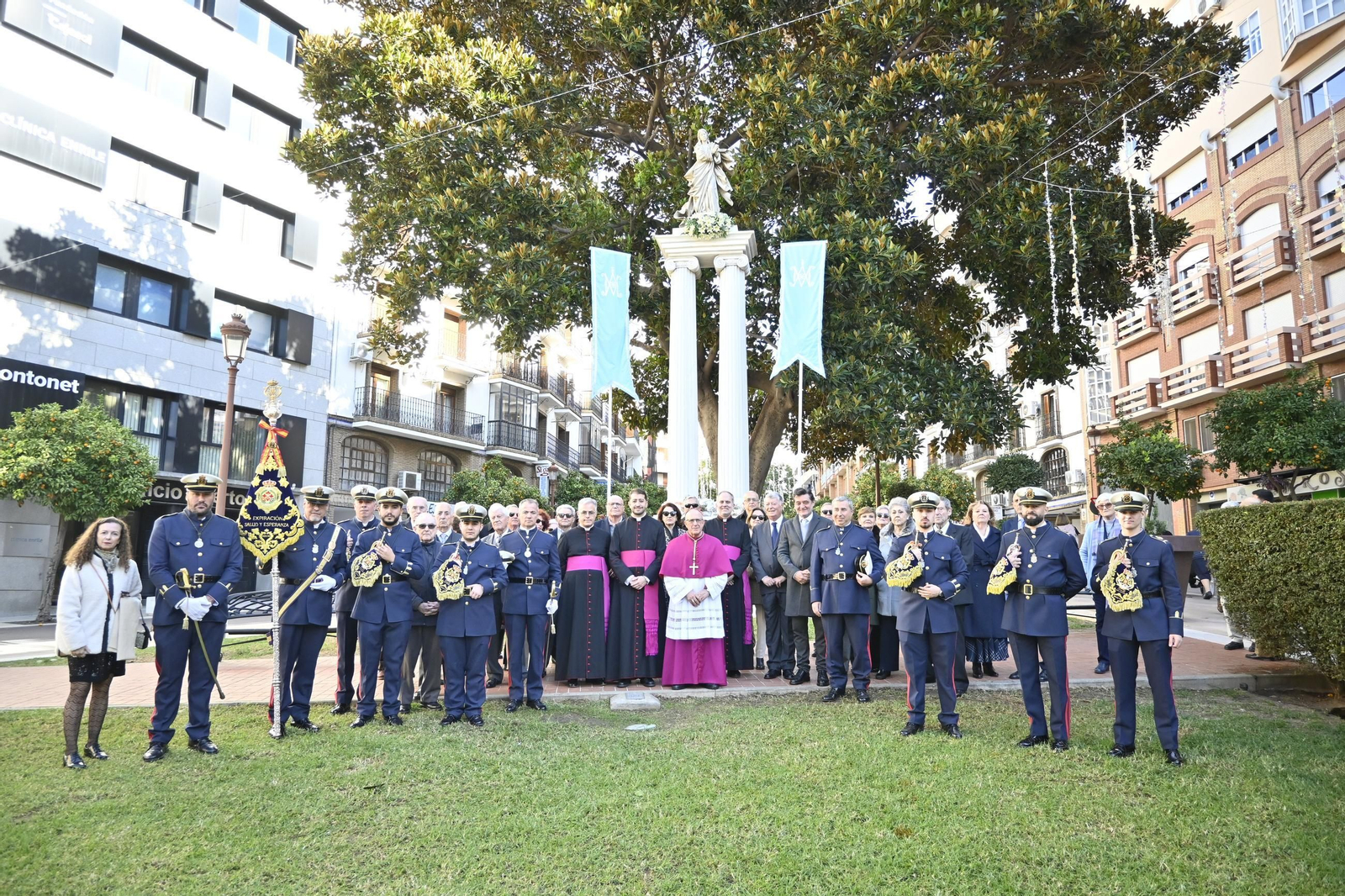 Imágenes de la ofrenda floral por parte de la Comisión del Monumento a la Inmaculada