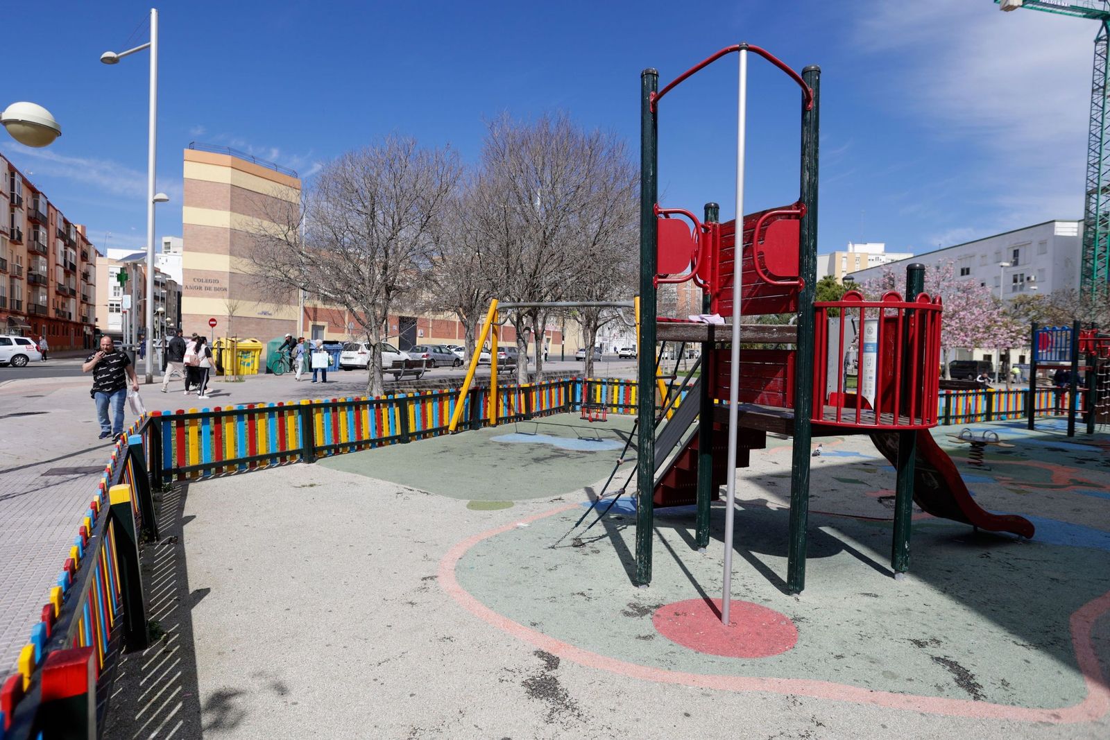 Zona de juegos en el solar de Marconi esquina a la Avenida de la Sanidad Pública.