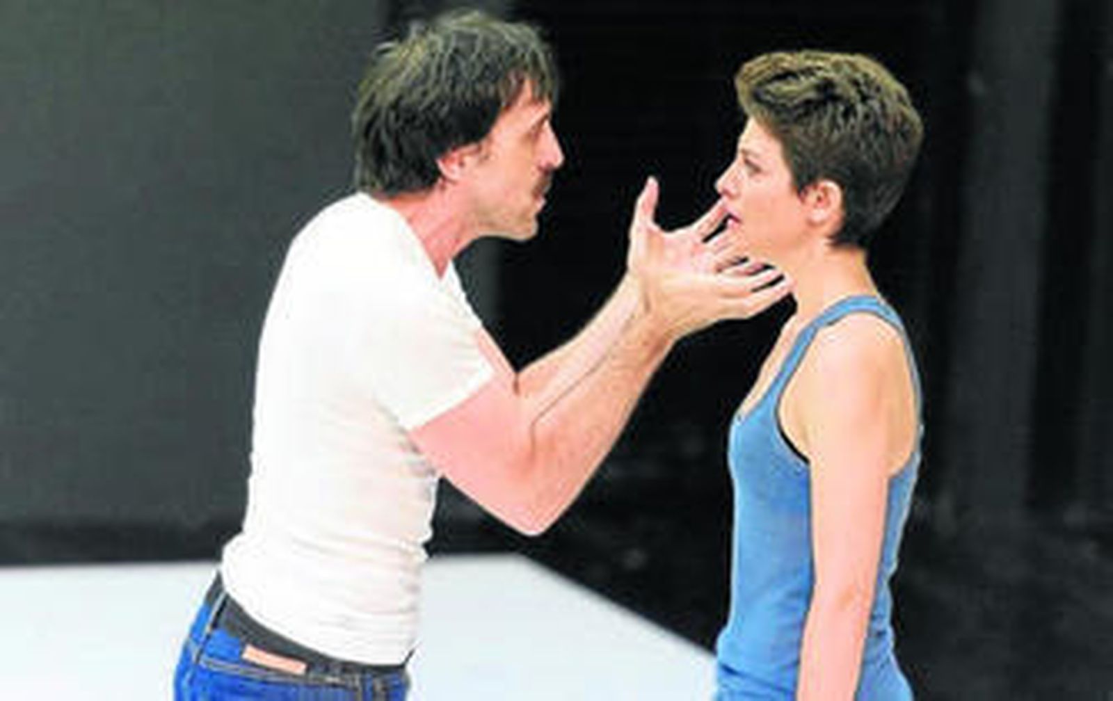 Israel Elejalde y Bárbara Lennie, en 'La clausura del amor'.