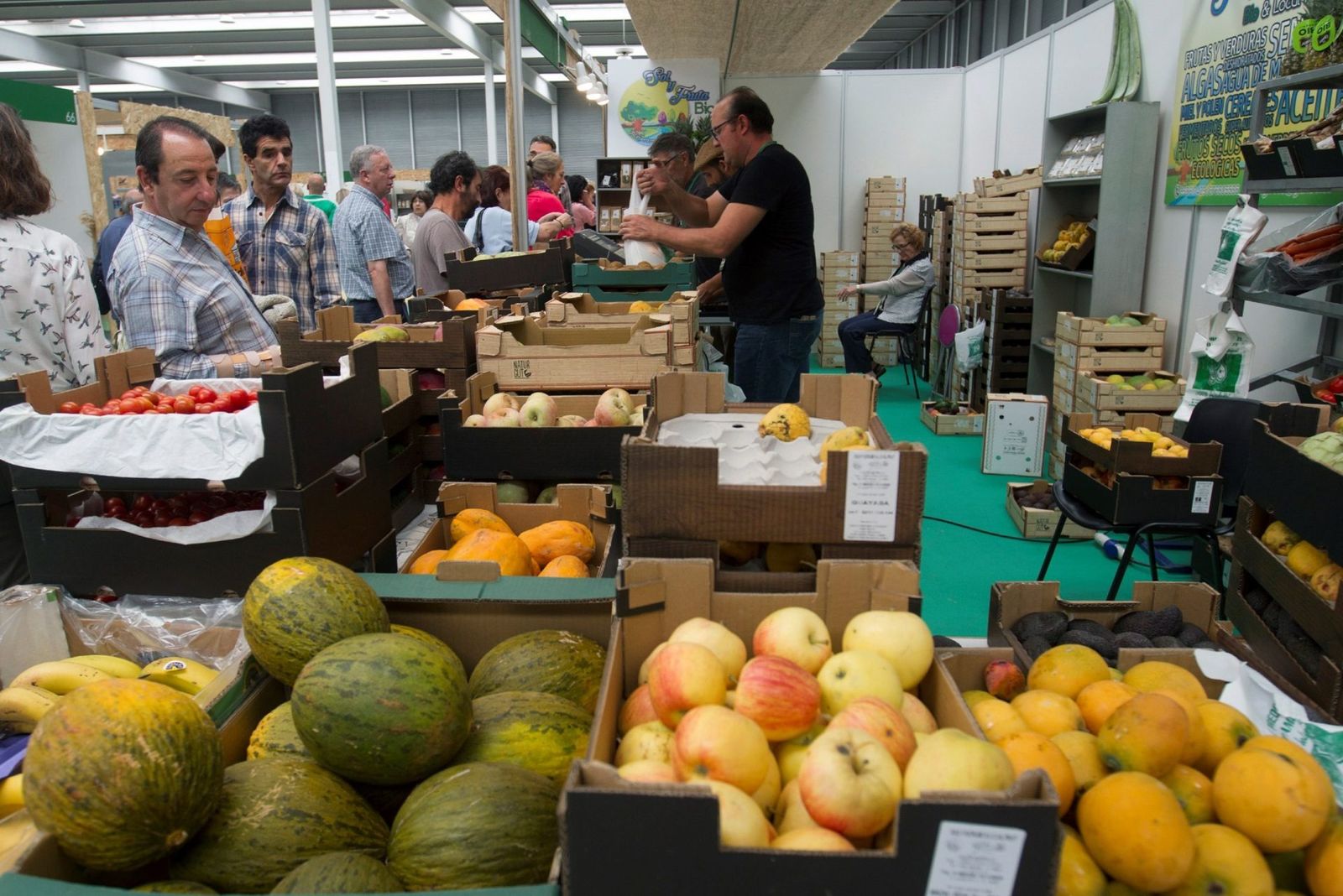 Venta de productos ecológicos en una muestra del sector.